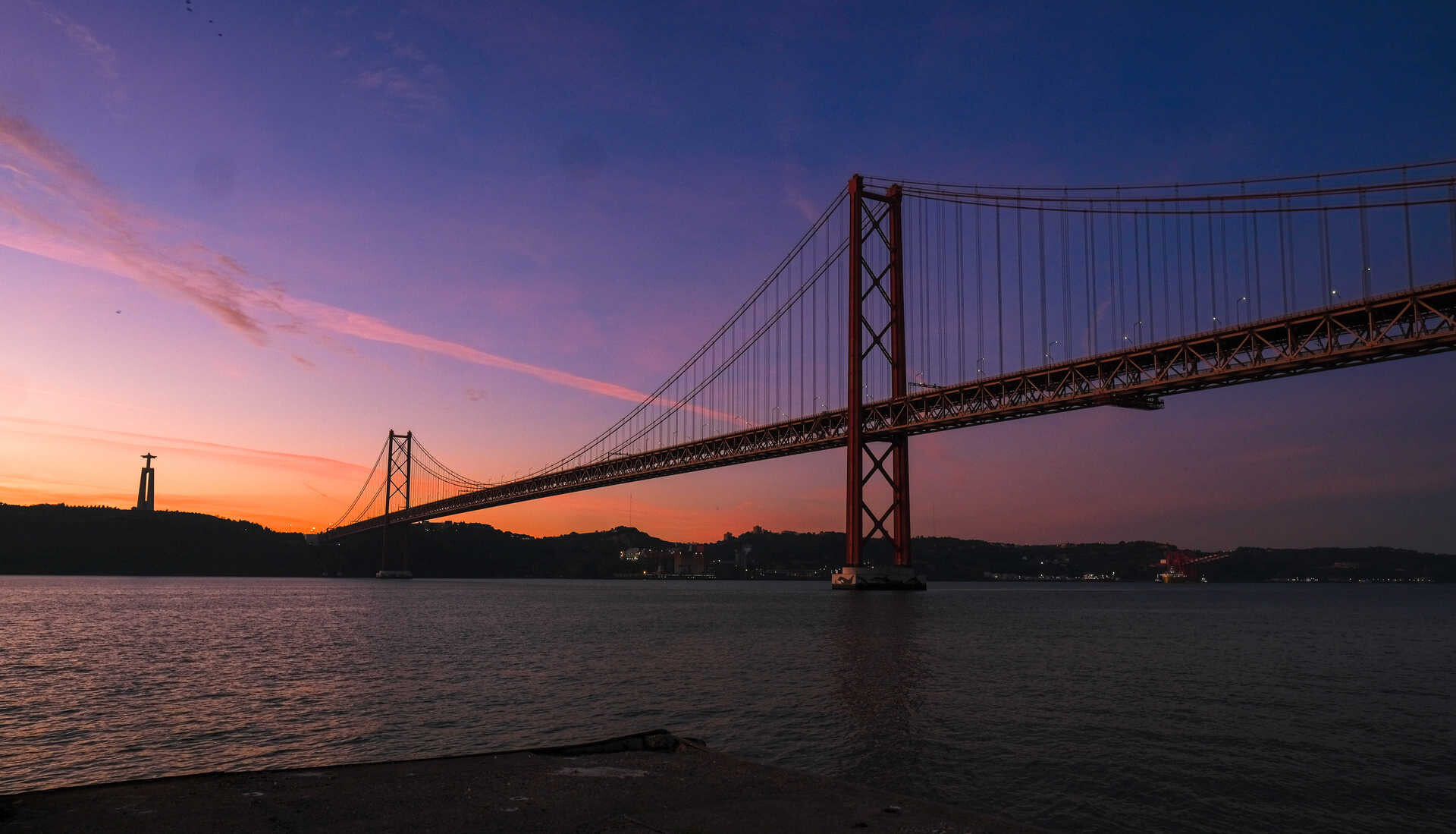 Ponte 25 de Abril com limitações de velocidade devido ao  - Visão