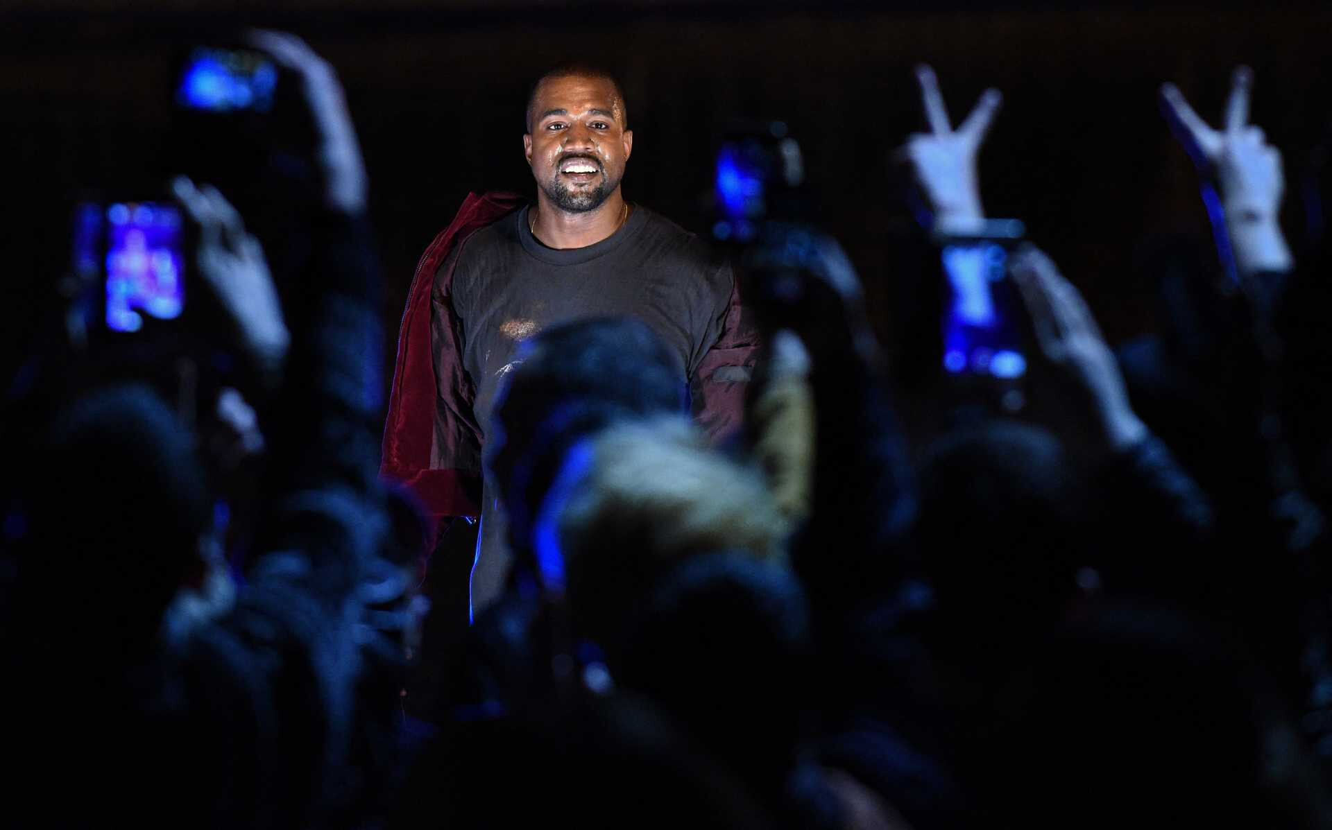 Kanye West encerra parceria com a Gap e anuncia que vai abrir suas