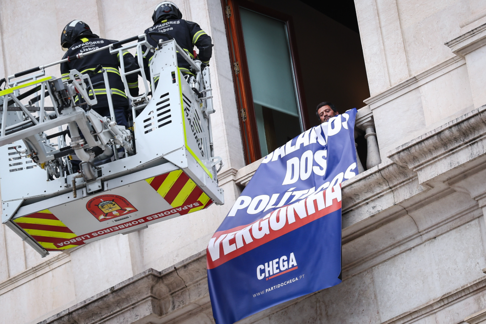 Chega Removed Banners After Firefighters Arrived