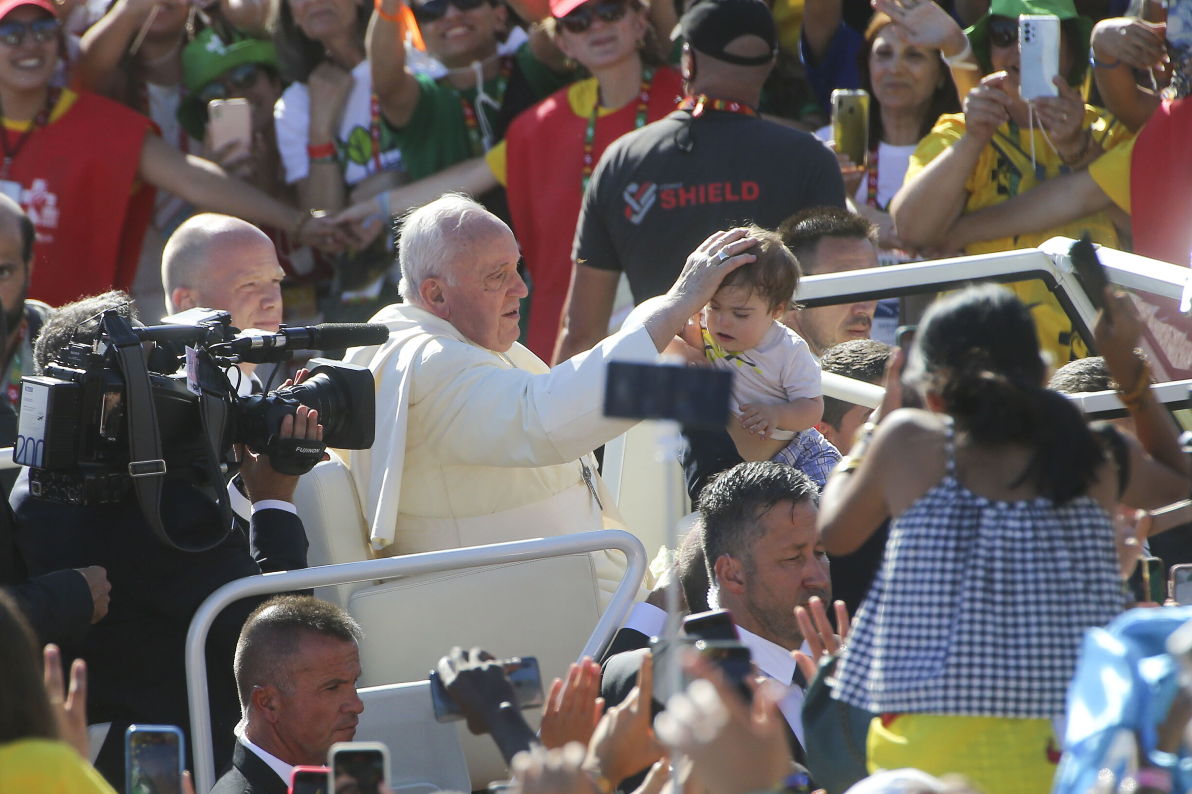 Papa reza o terço em Fátima com 112 jovens deficientes e reclusos