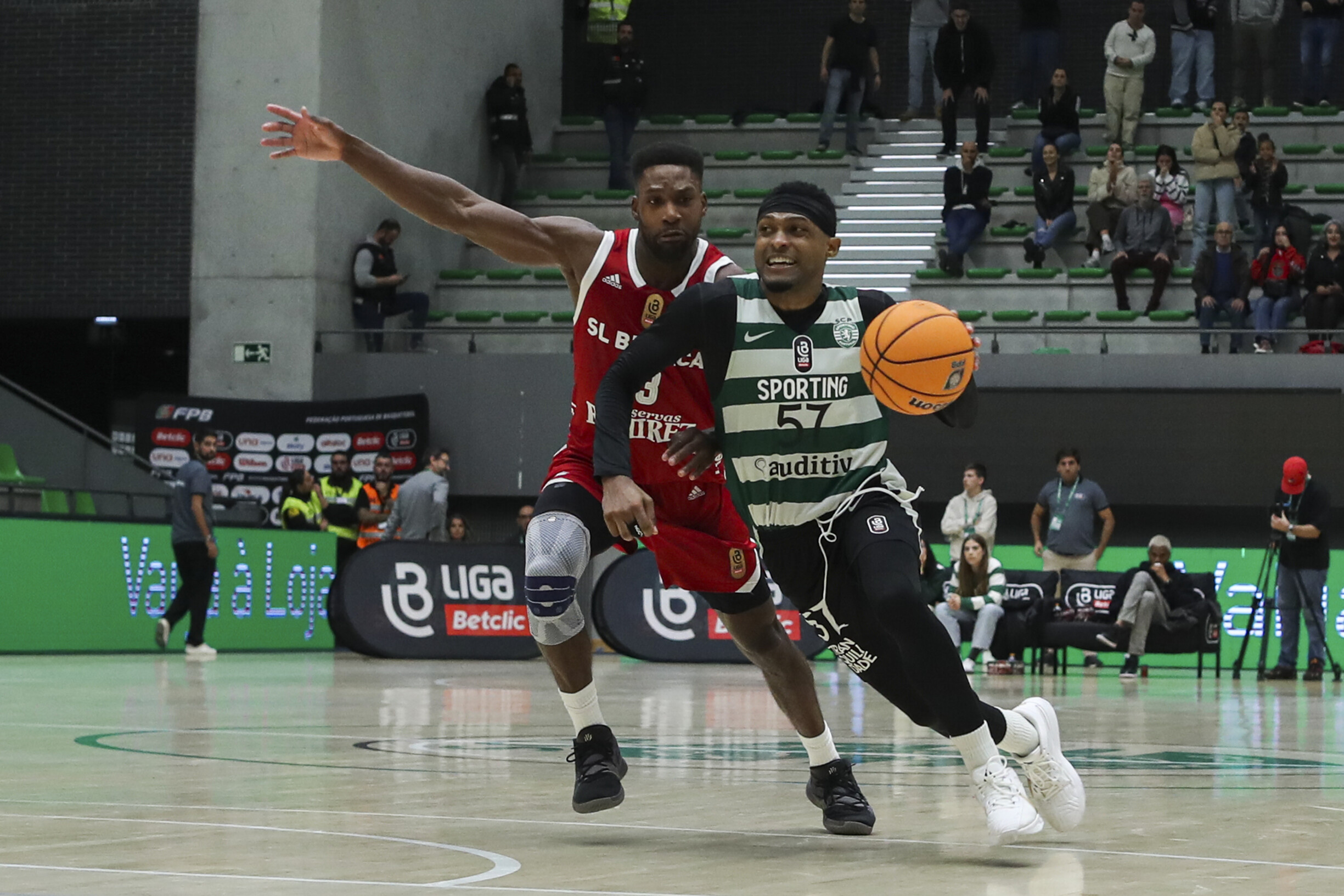 Sporting vence Benfica na Luz e reforça liderança do campeonato de  basquetebol - Basquetebol - Jornal Record