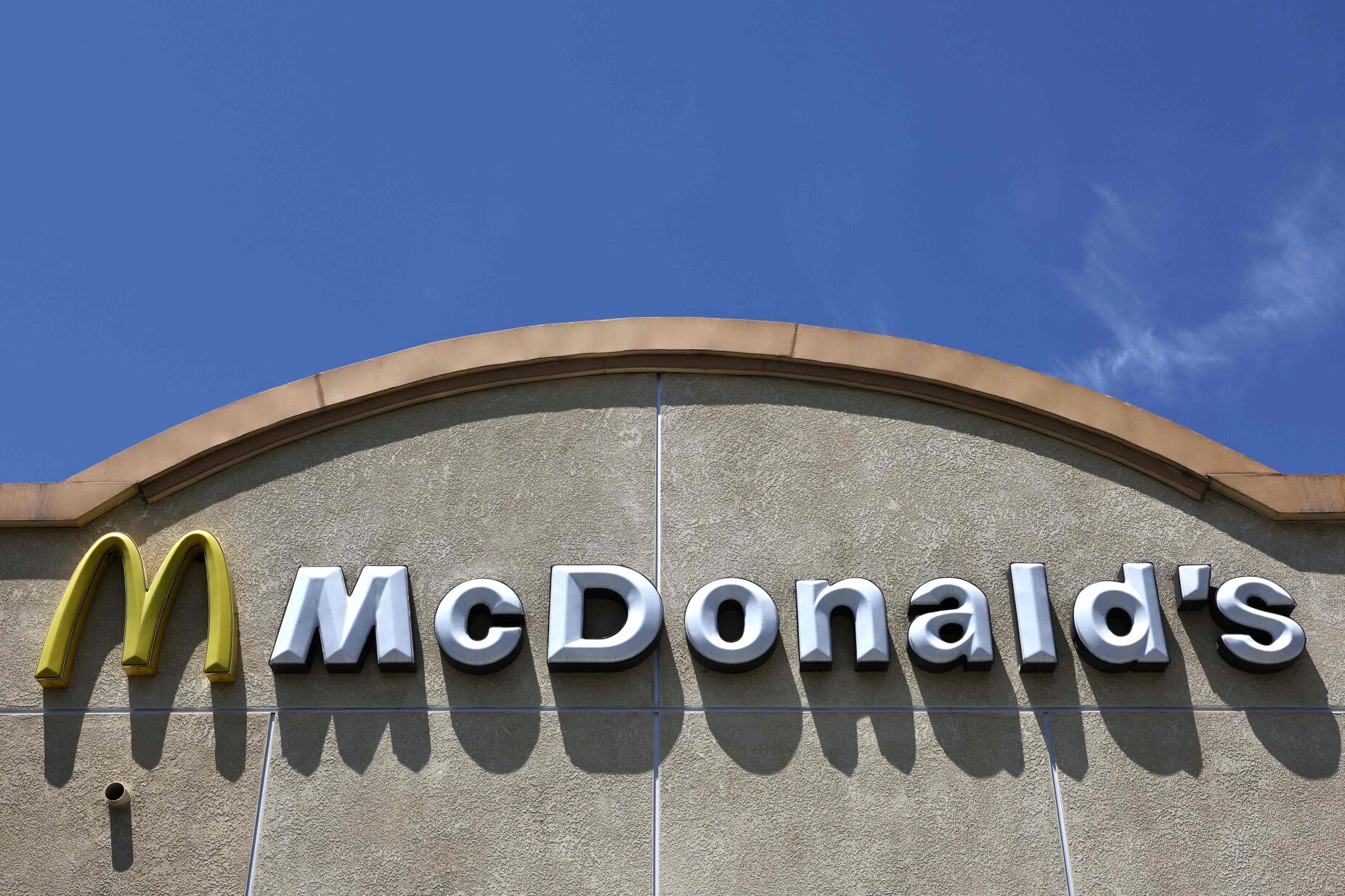 Testes descartam hambúrgueres do McDonald's como causa de surto de E.coli