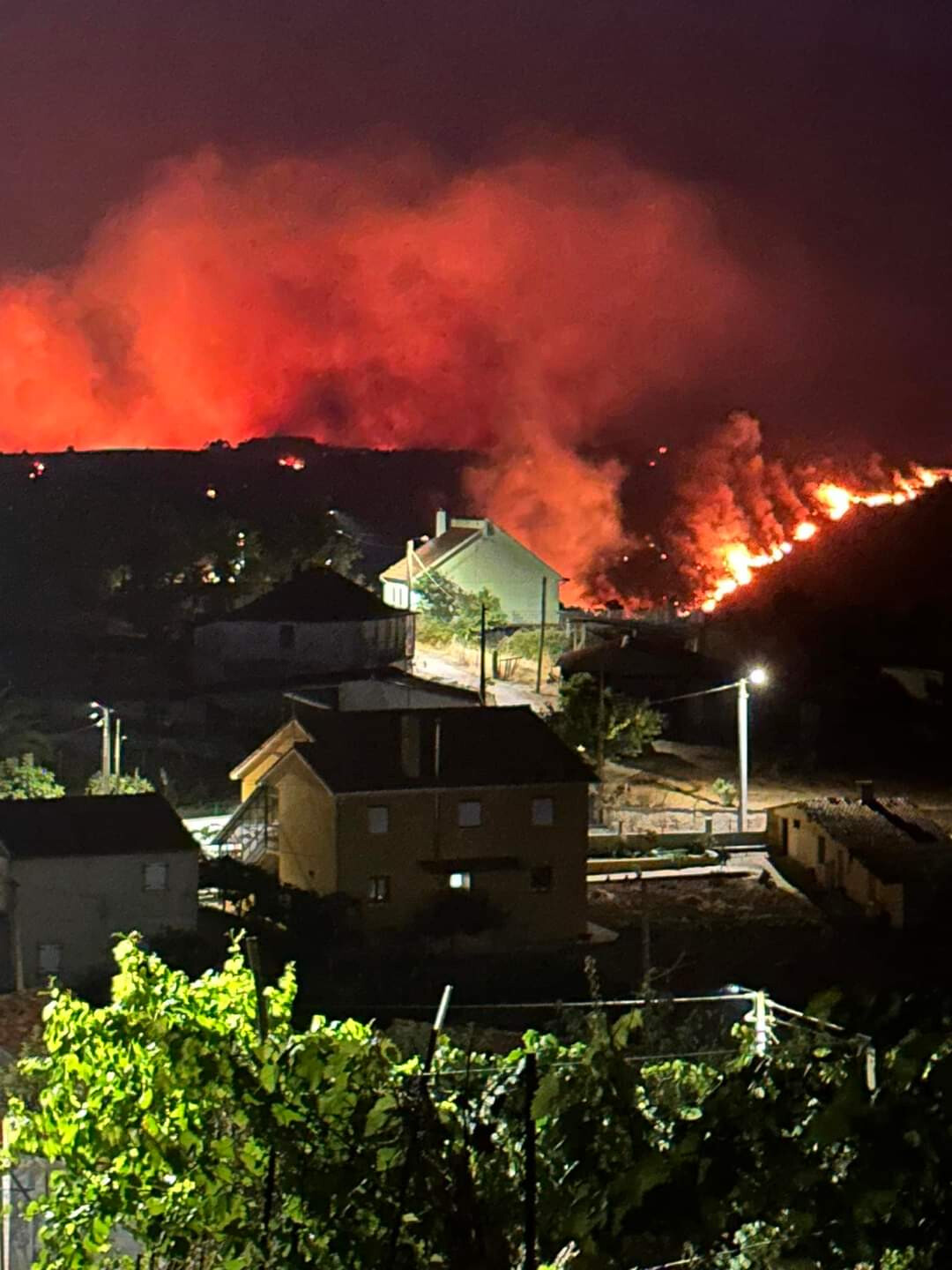 Rekindled Inferno in Vinhais: Over 300 Firefighters Battling the Blaze!