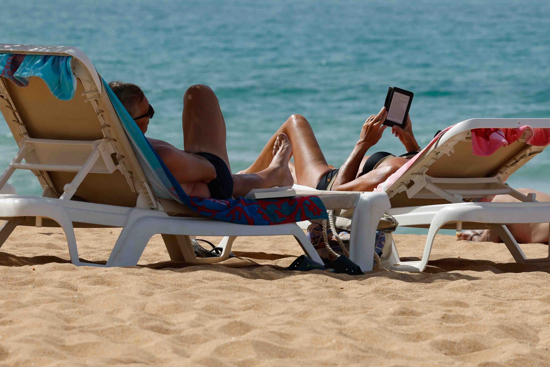 Turista inglesa no areal de uma praia de Albufeira