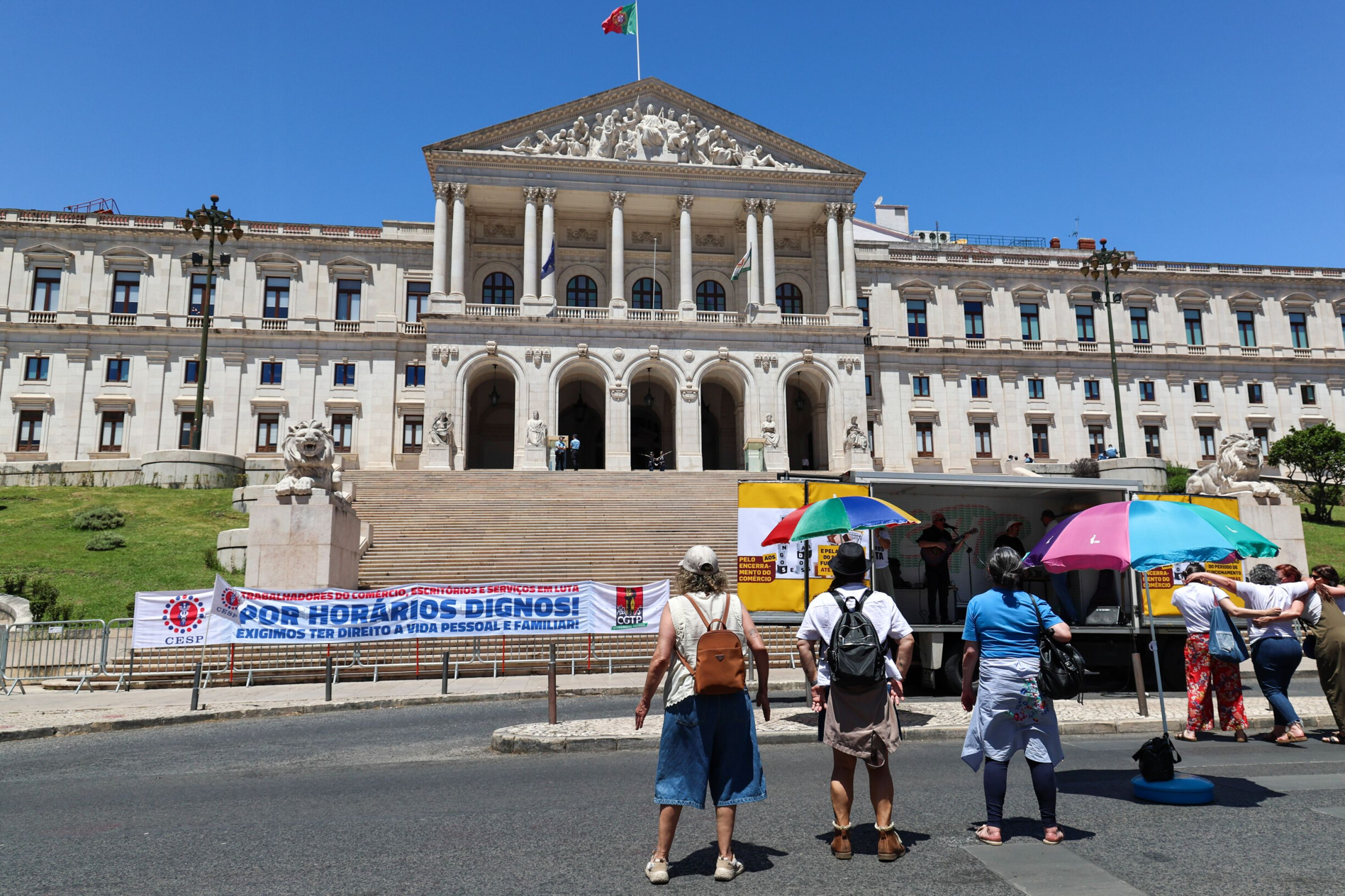 Over 100 Workers Rally for Sunday Store Closures in Portugal