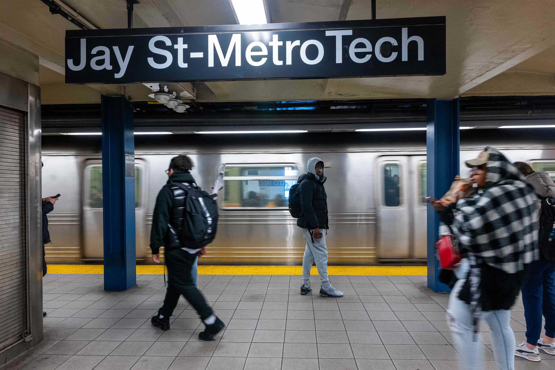 Nova Iorque avan a com detetores de armas no metro para travar