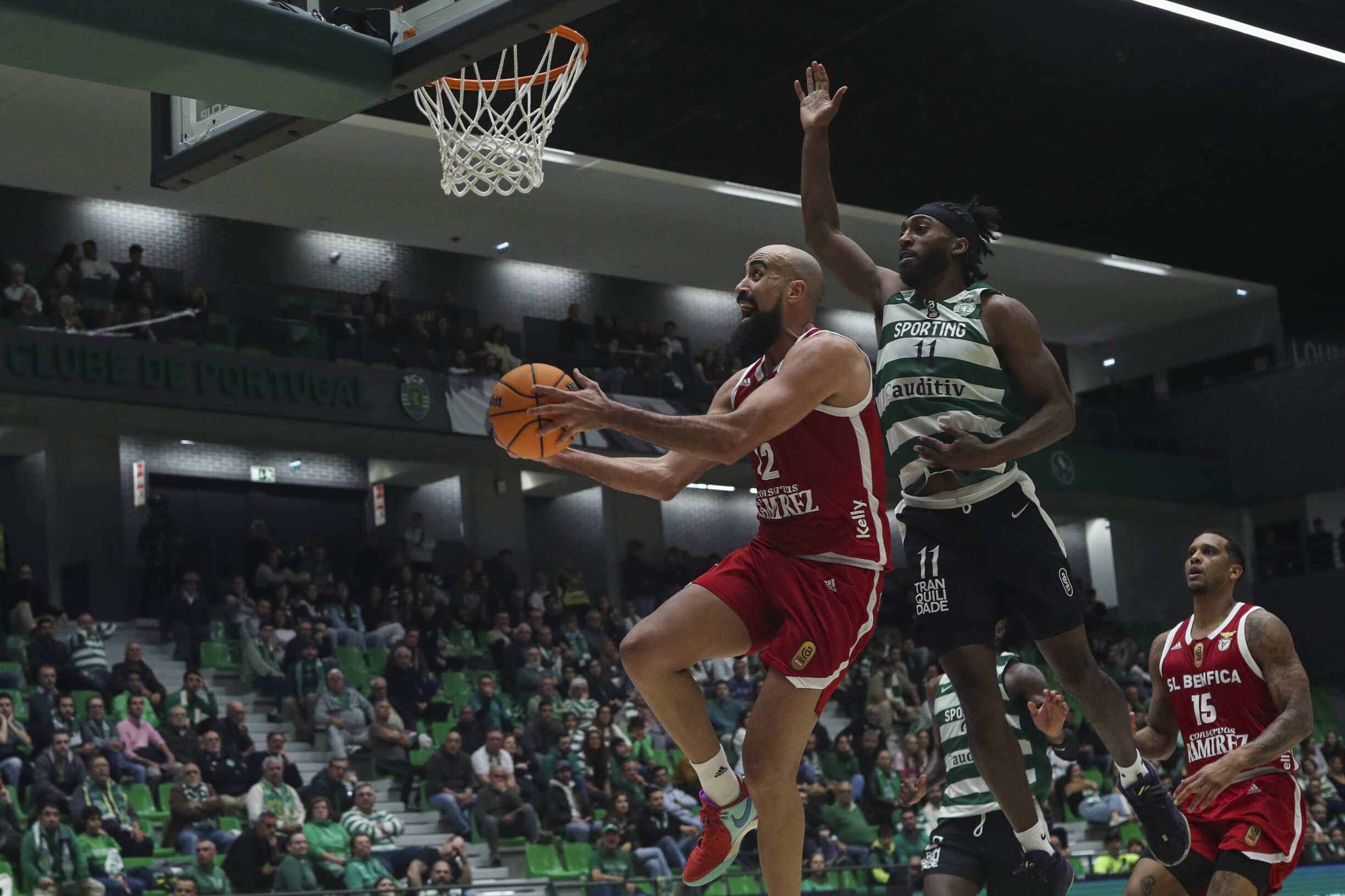 Basquetebol AO VIVO: o jogo 2 da meia-final entre FC Porto e Sporting