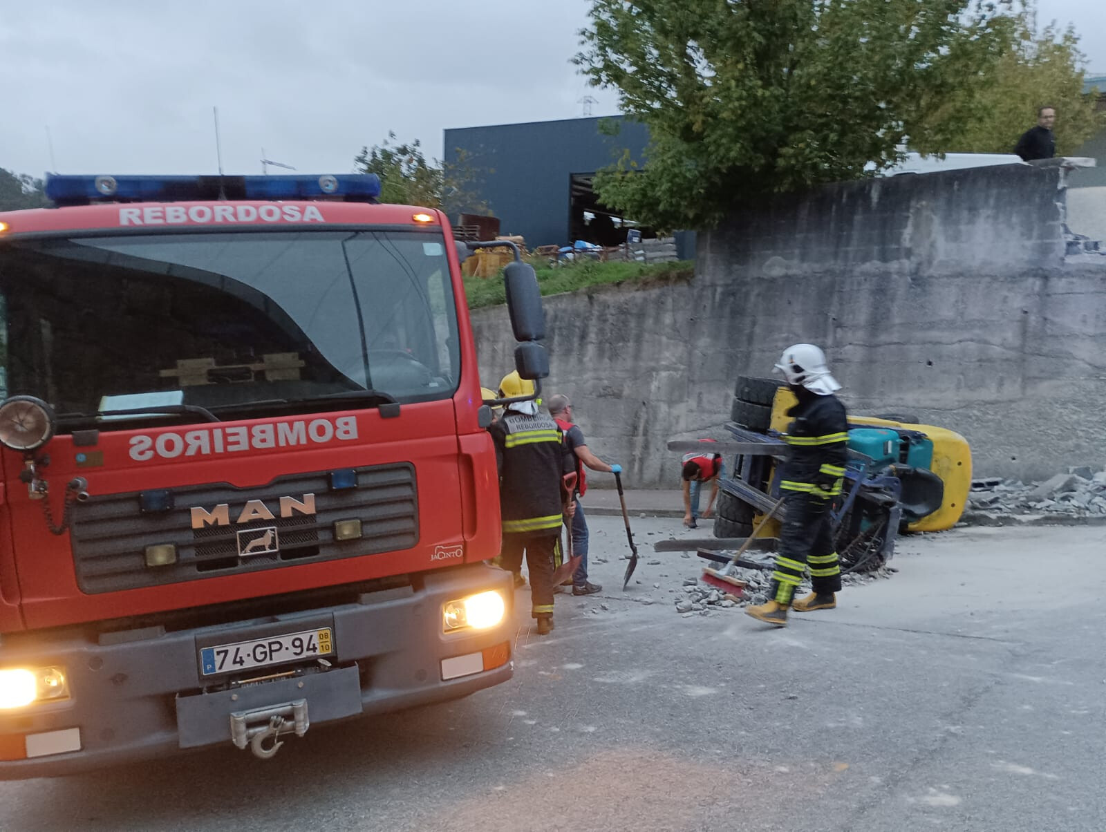 Ferido Com Gravidade Em Acidente Com Empilhador Em Paredes