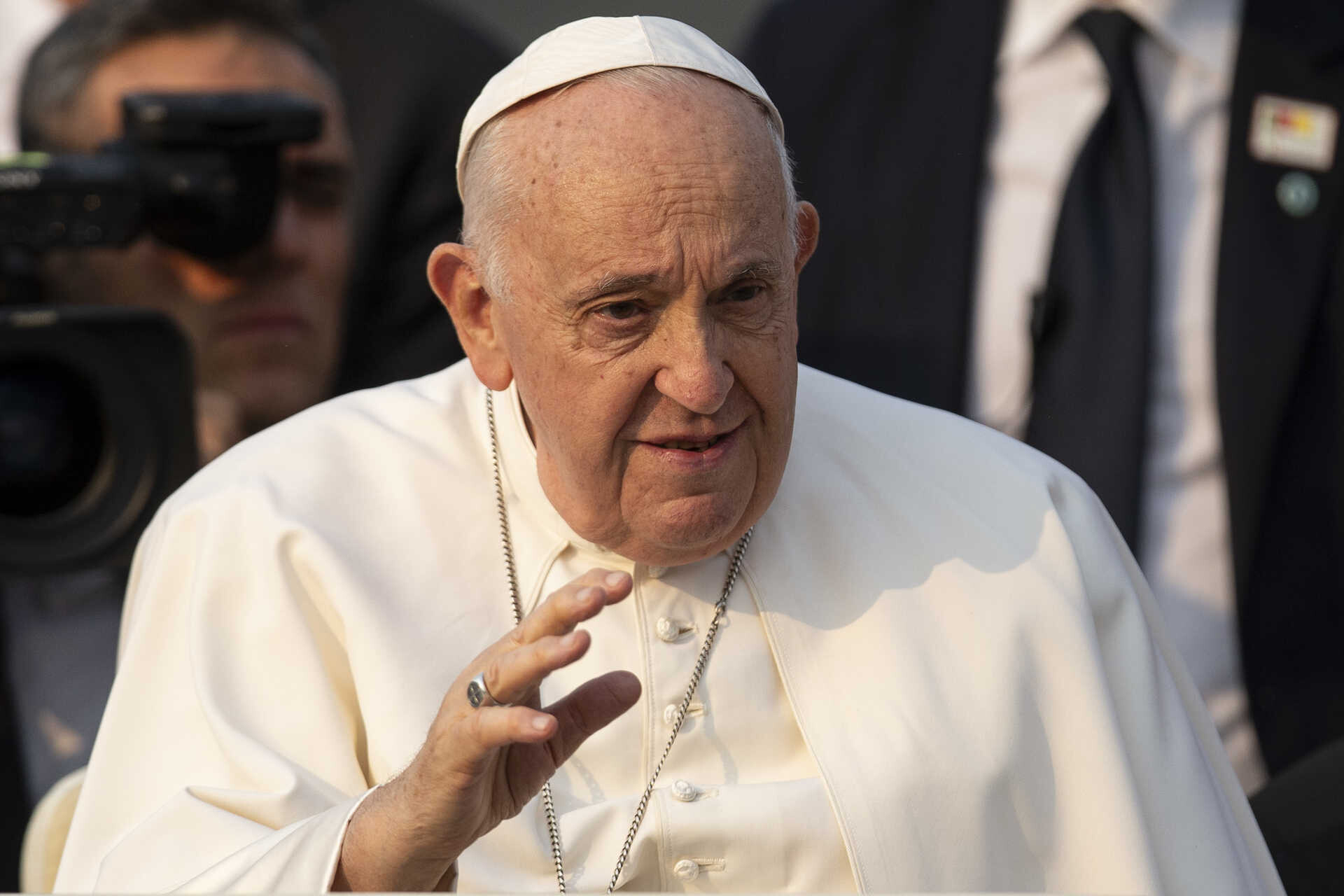 El Papa toma una decisión poco común y despide al obispo que lo criticó