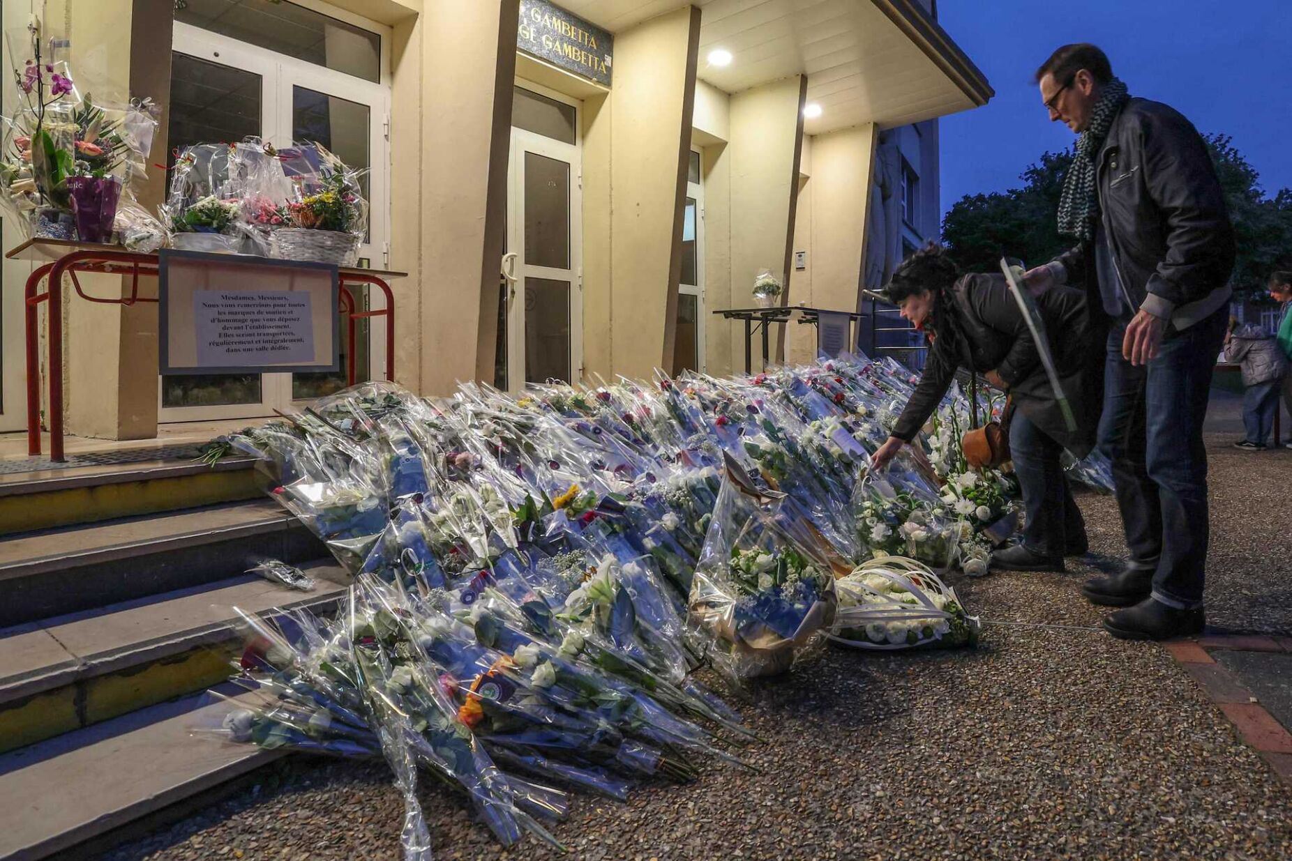 França expulsa estudantes por não respeitarem homenagem ao