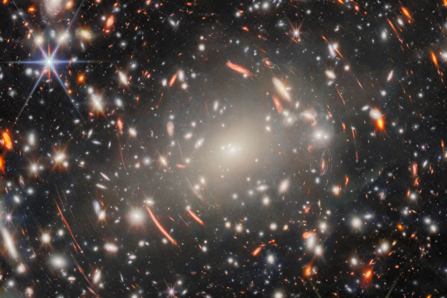Telescópio James Webb capta primeiras galáxias do "amanhecer cósmico"