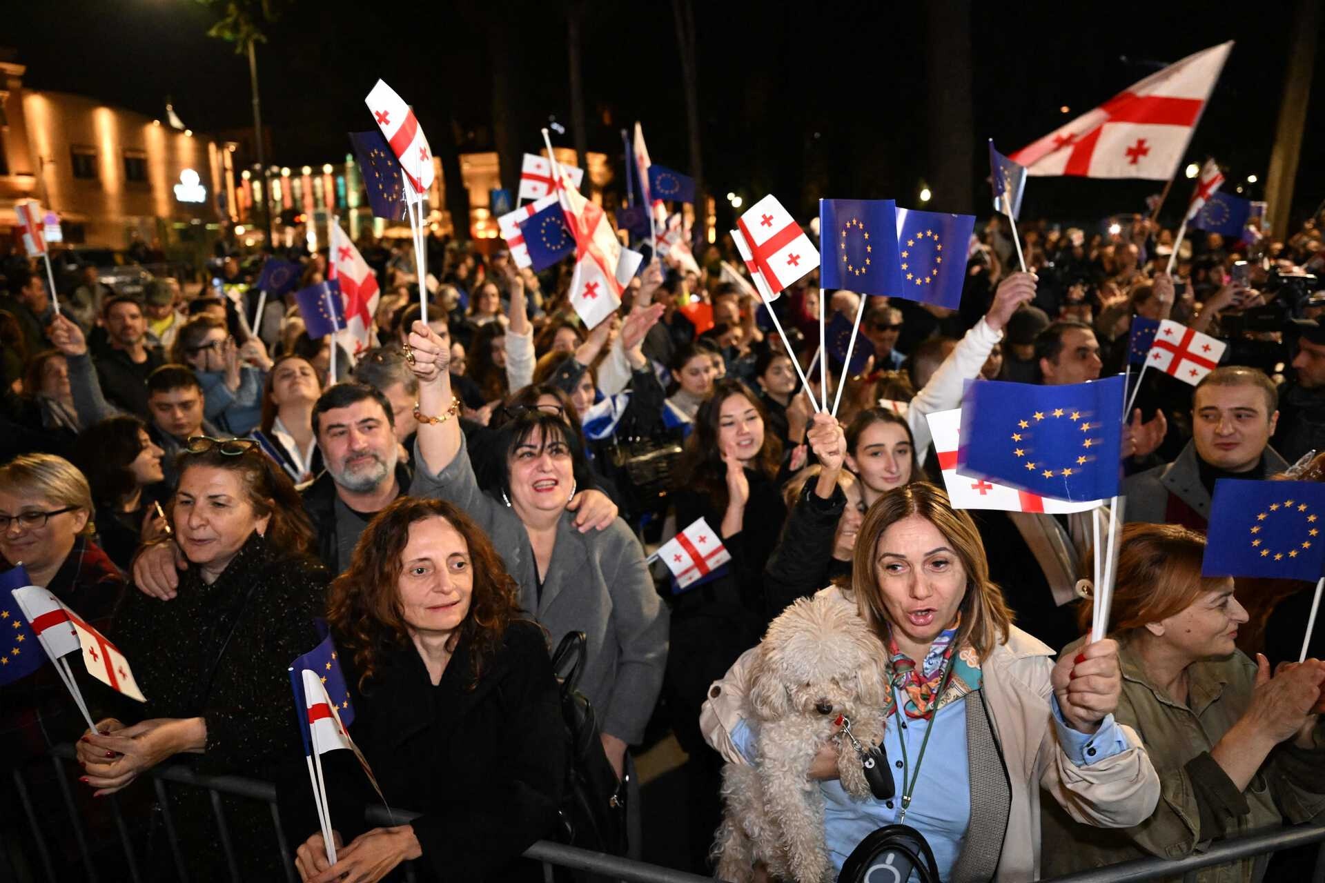 Miles de georgianos salen a las calles para apoyar a la UE tras la decisión de Bruselas