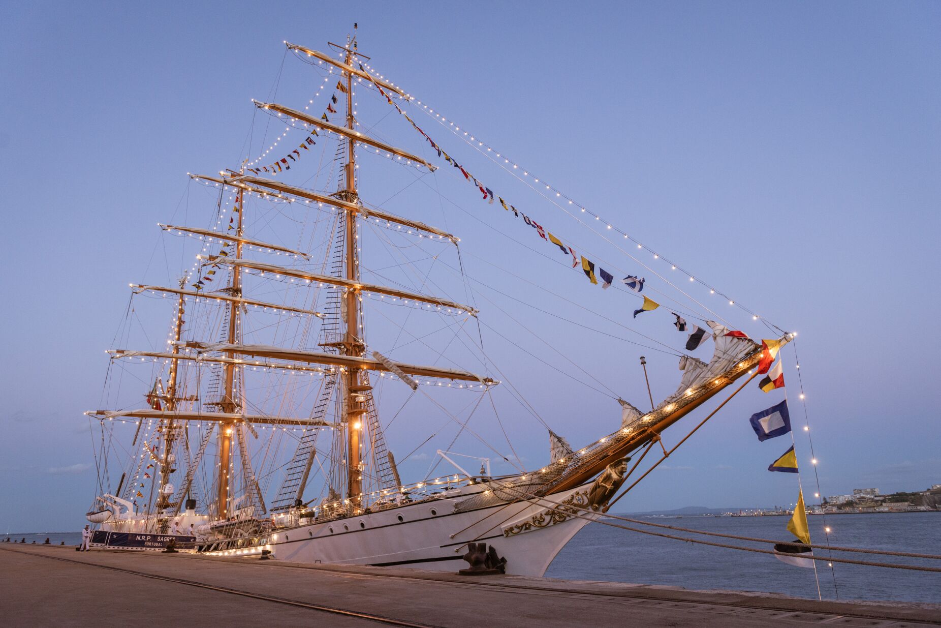 Navio-escola Sagres navega na ria de Aveiro