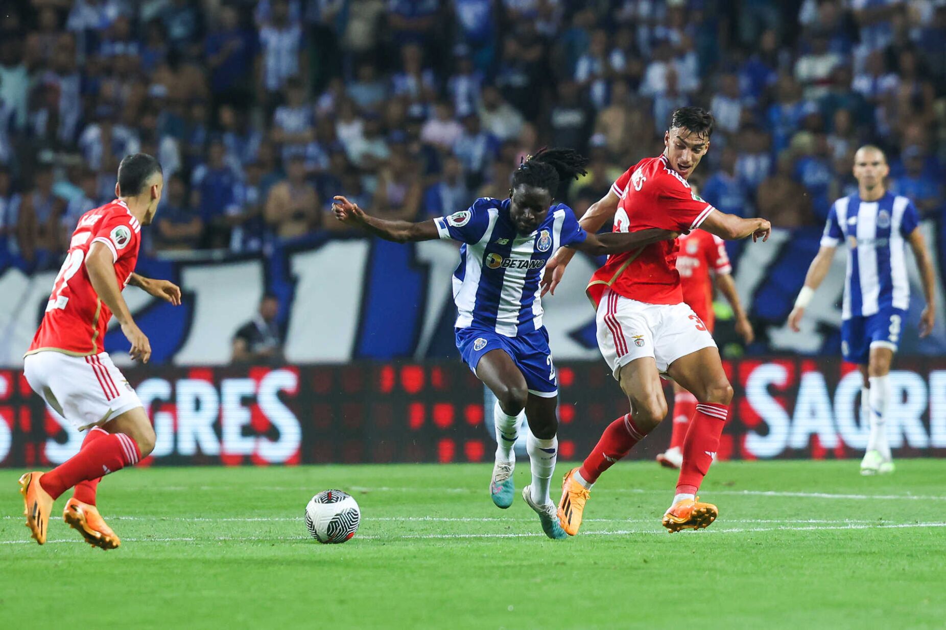 Cancelo: FC Porto? Sou do Benfica, mas agora jogo no Barcelona