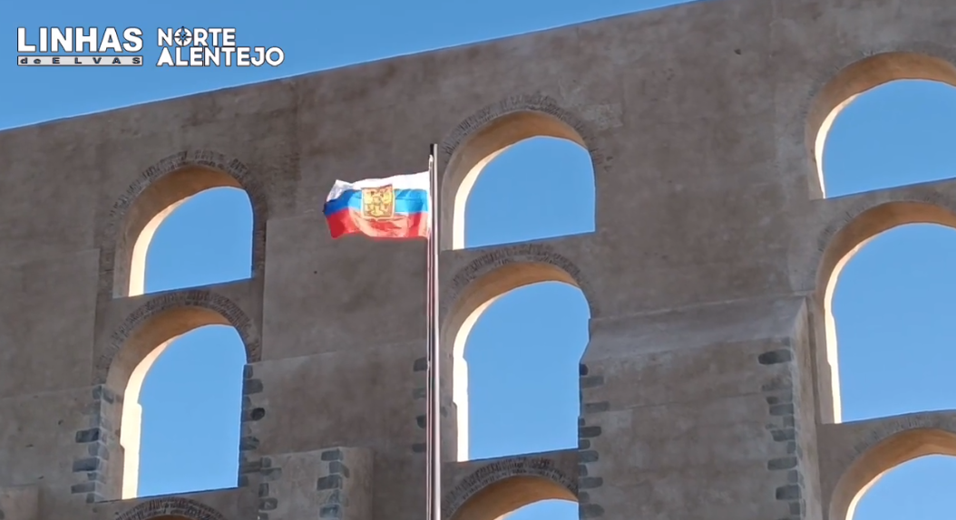 Bandeira portuguesa substituída por uma da federação russa em