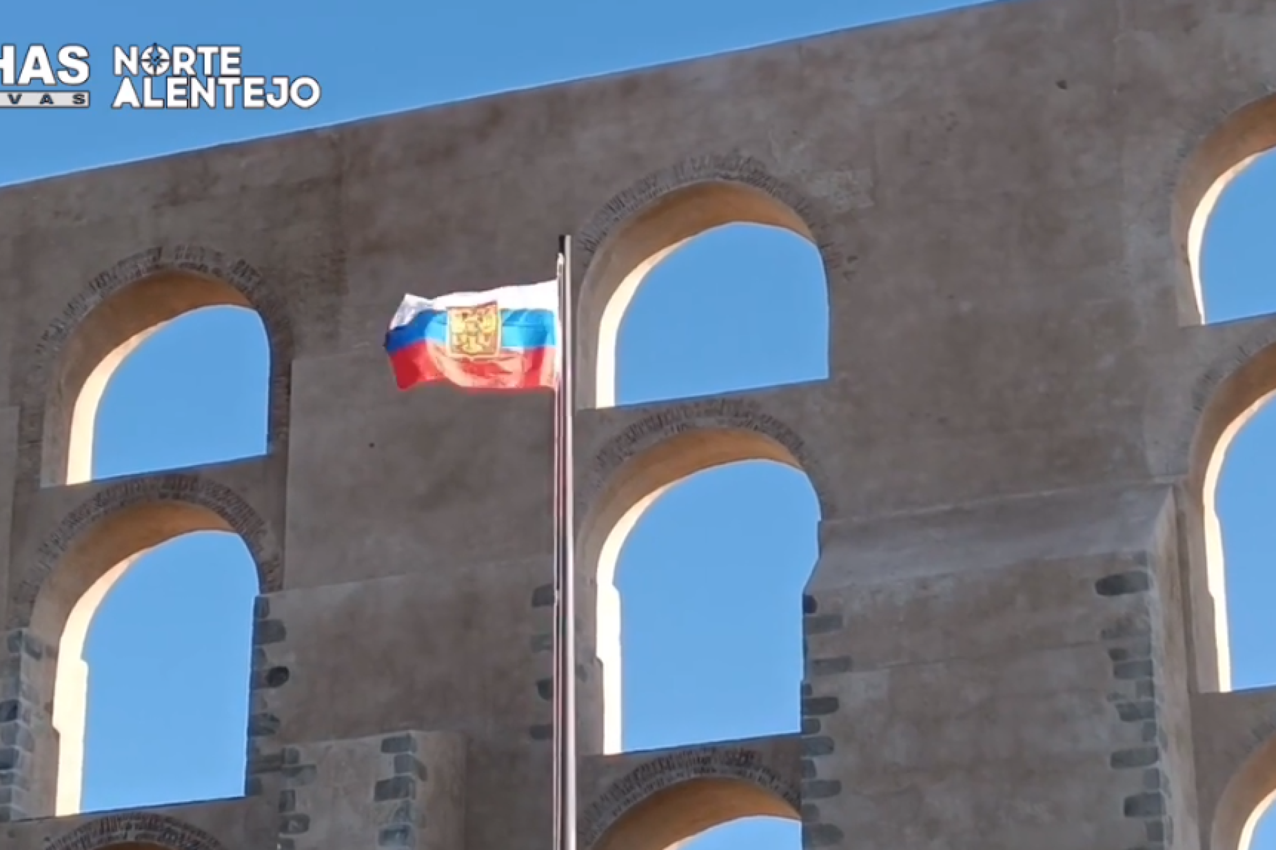 Bandeira portuguesa substituída por uma da federação russa em