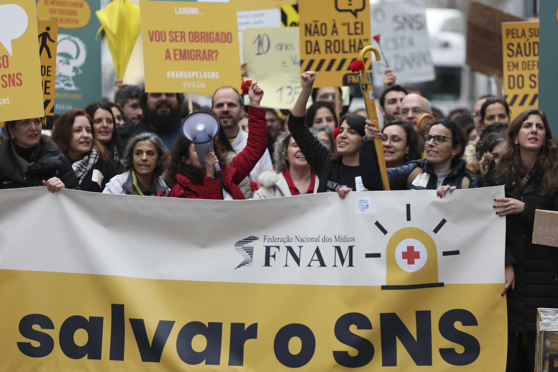 Greve manifesta o e uma caravana de m dicos a percorrer o pa s