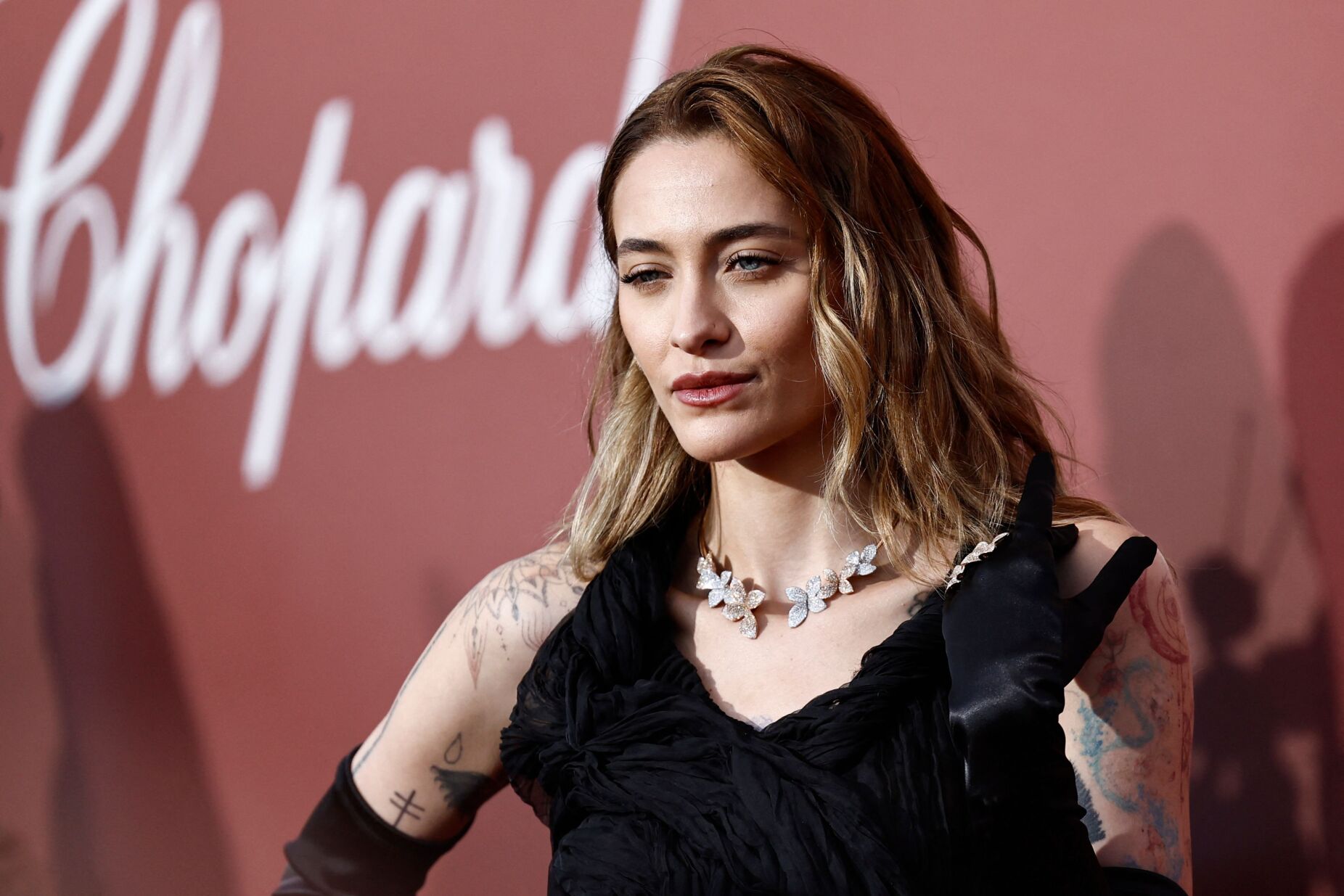 Paris Jackson faz-se notar entre estrelas na Riviera Francesa