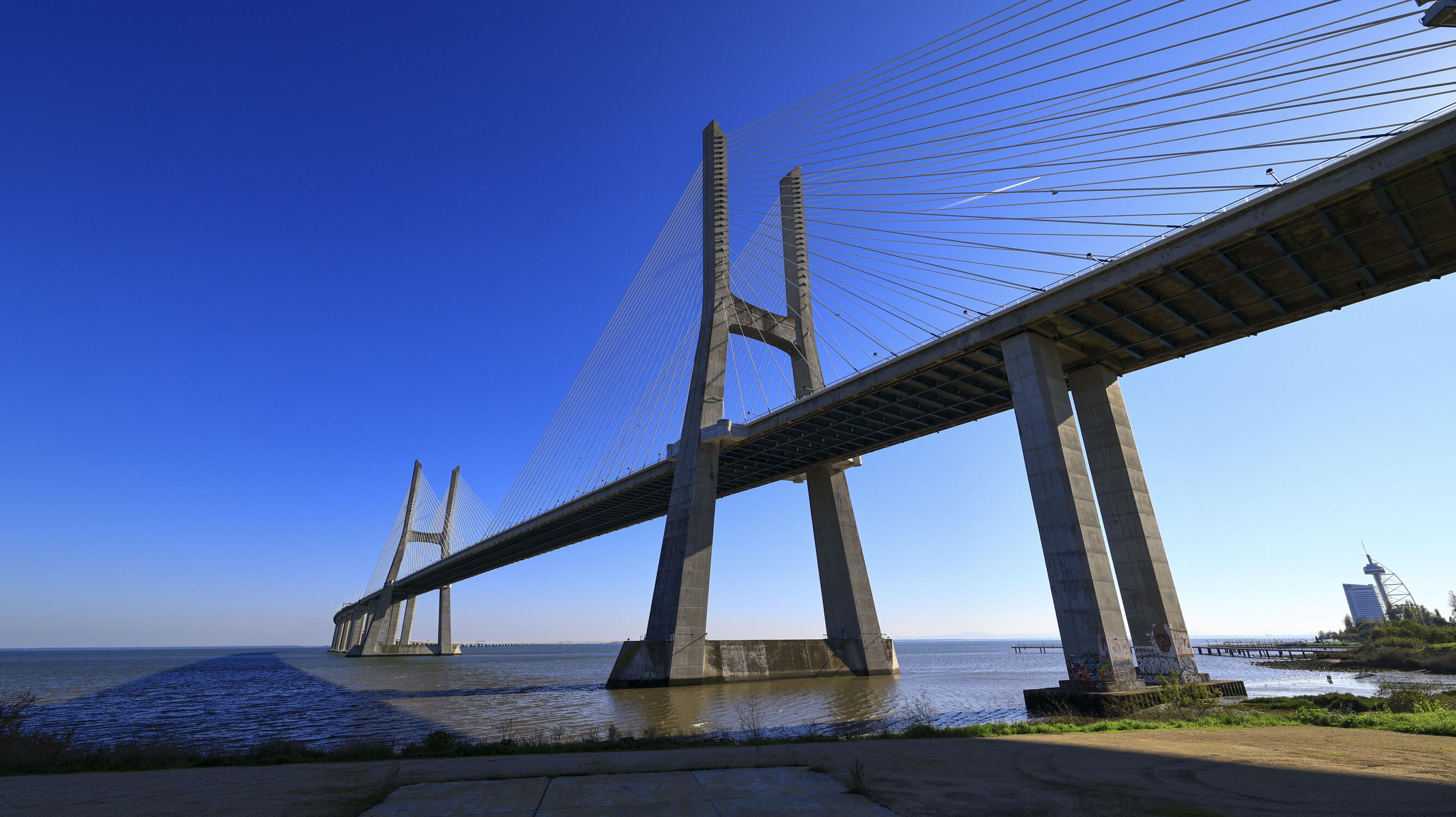 Massive 12-Vehicle Pileup Disrupts Traffic on Vasco da Gama Bridge