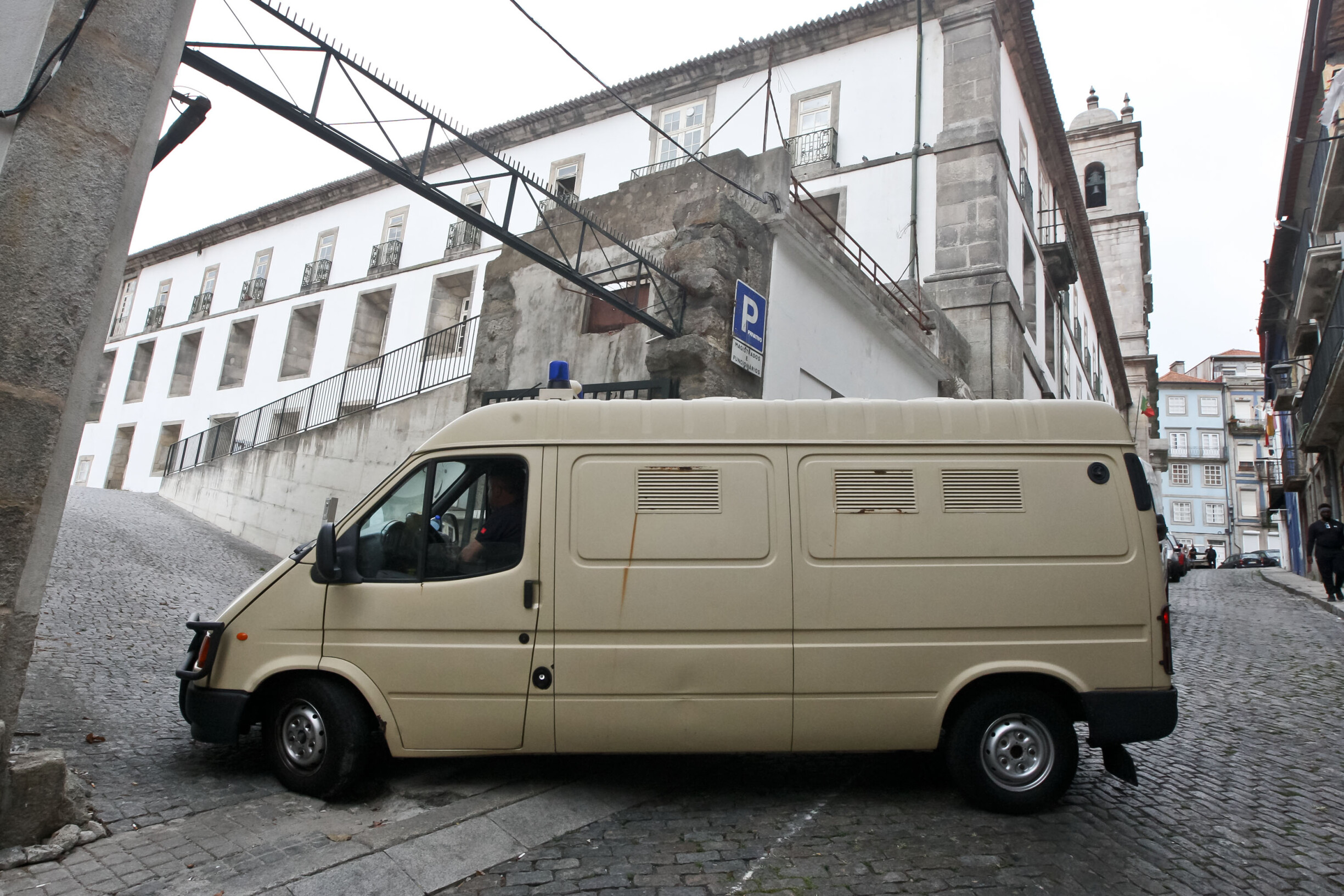 PSP e GNR vão ter 789 carros novos mas só 100 serão elétricos ou