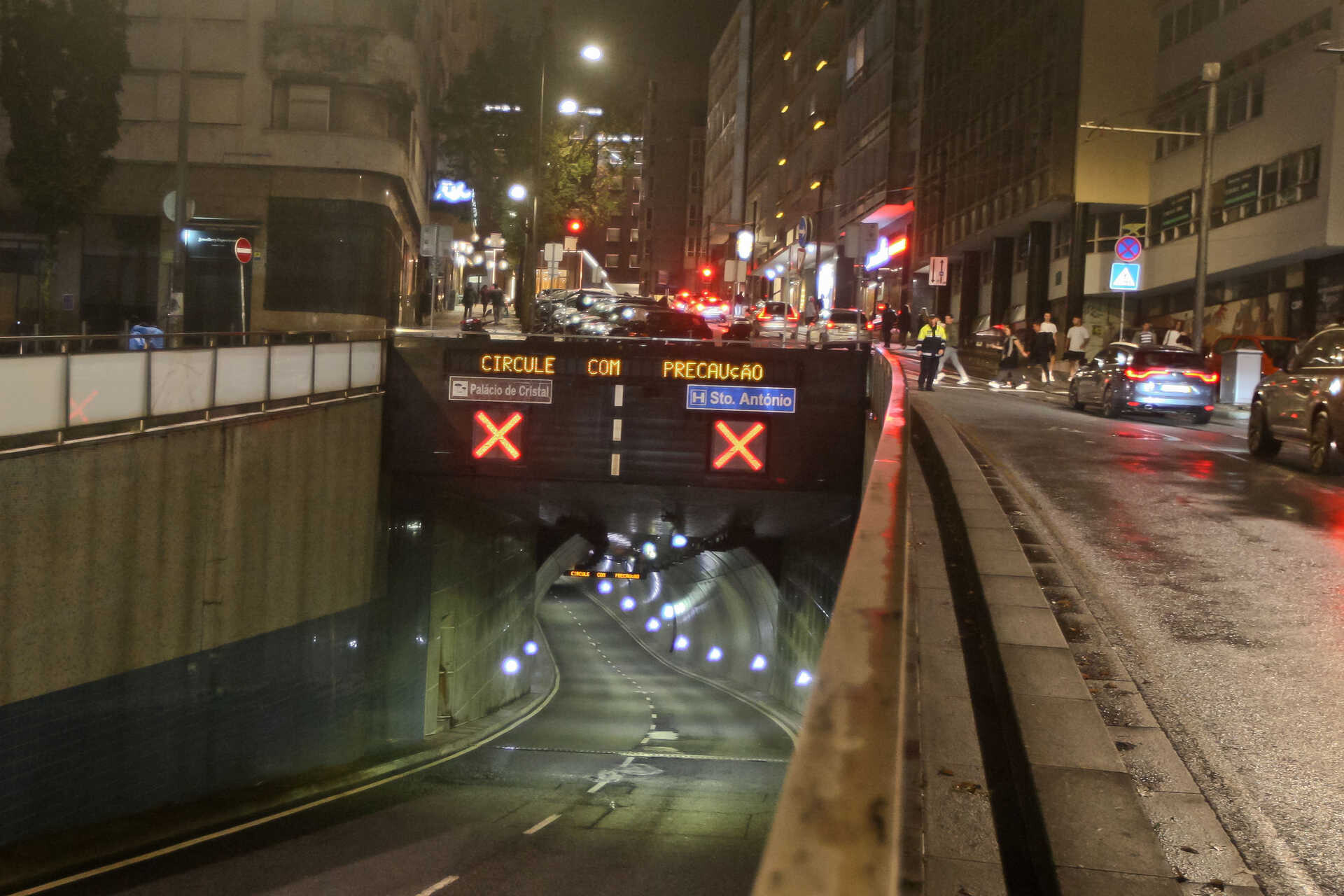 Chuva Intensa Lan A A Confus O E Corta Tr Nsito No Centro Do Porto