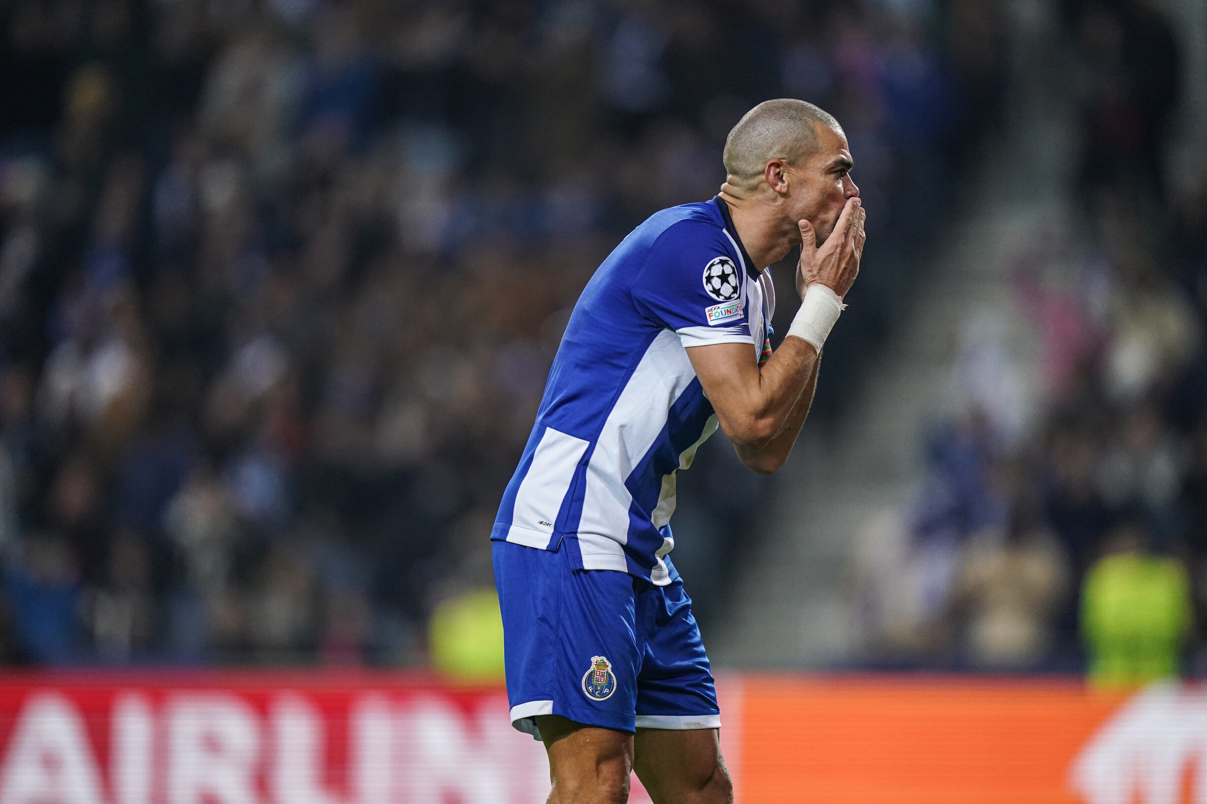 Pepe torna-se o jogador de campo mais velho a jogar na 'Champions