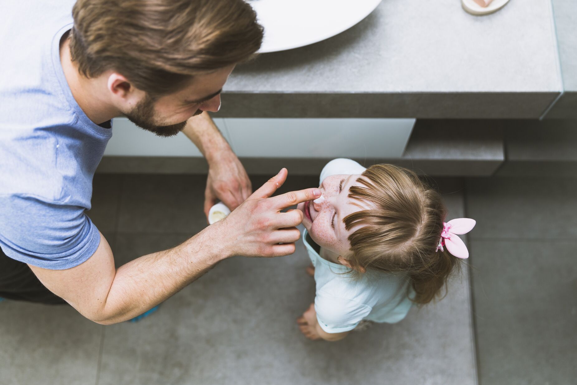 Que WC &eacute; mais apropriado para um pai com uma filha pequena?