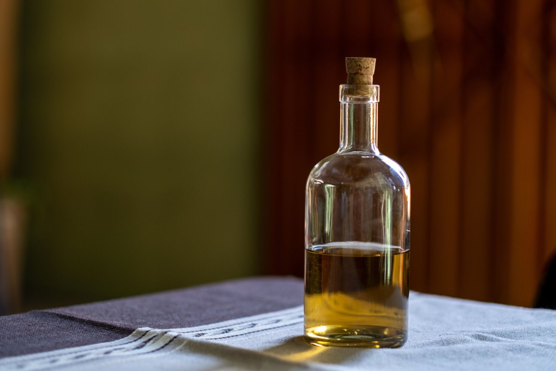 Sabia que bochechar com vinagre de ma&ccedil;&atilde; pode acabar com este problema na garganta?