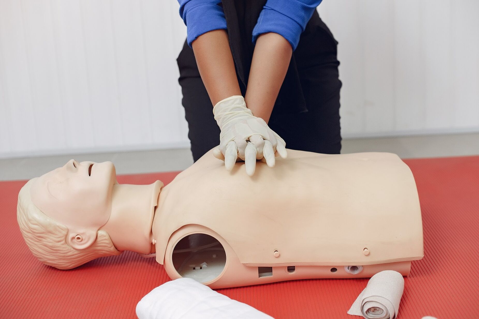 Como &eacute; feita a massagem card&iacute;aca e por que todos devemos aprend&ecirc;-la