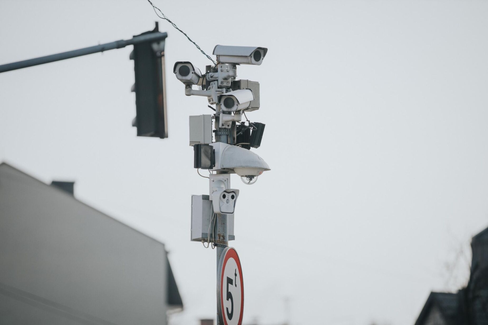 Novos radares com IA j&aacute; apanham quem usa o telem&oacute;vel ao volante