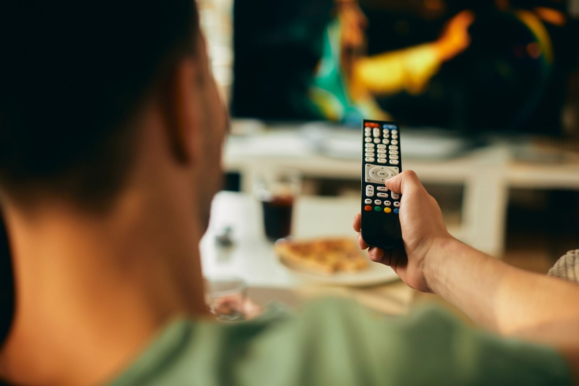 Ver televis&atilde;o muito perto do ecr&atilde; faz mesmo mal aos olhos?