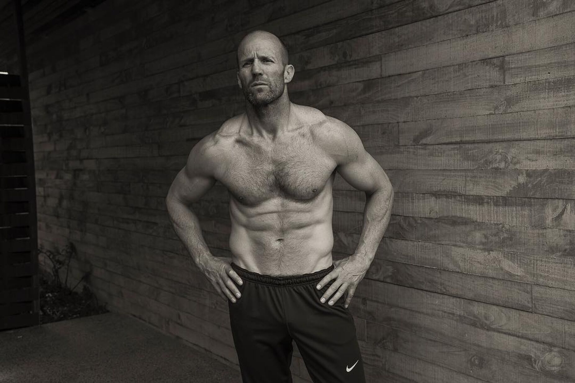 Quer abdominais como os de Jason Statham? Descubra o treino que ele faz aos 58 anos