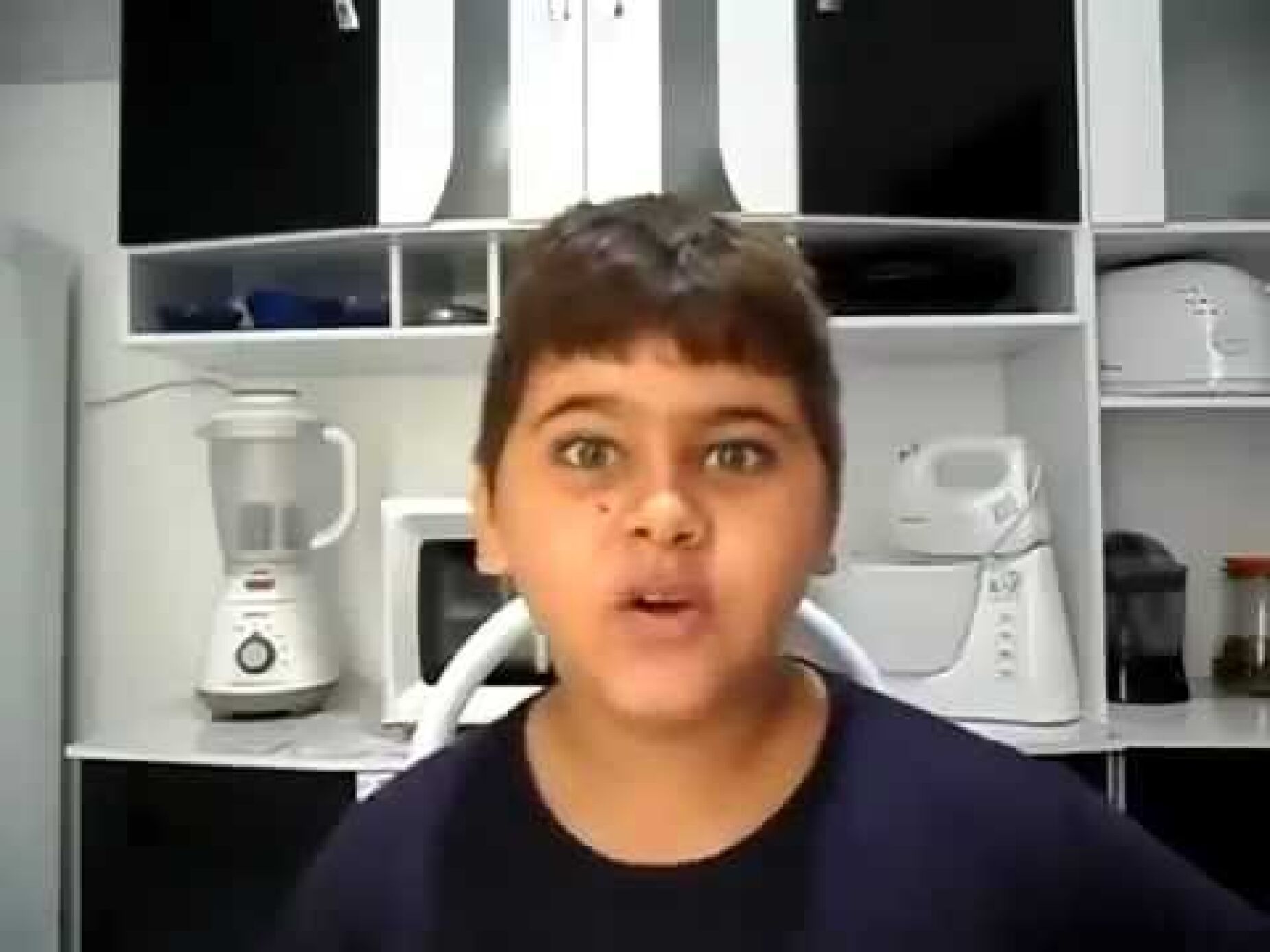 Lembra-se do rapaz que viralizou com a música " e o pintinho piu"? Veja como ele está 12 anos depois