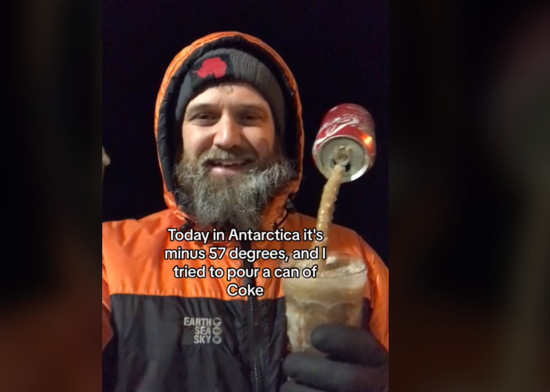 Homem derrama uma lata de Coca-Cola na Antártida e o resultado final é surpreendente