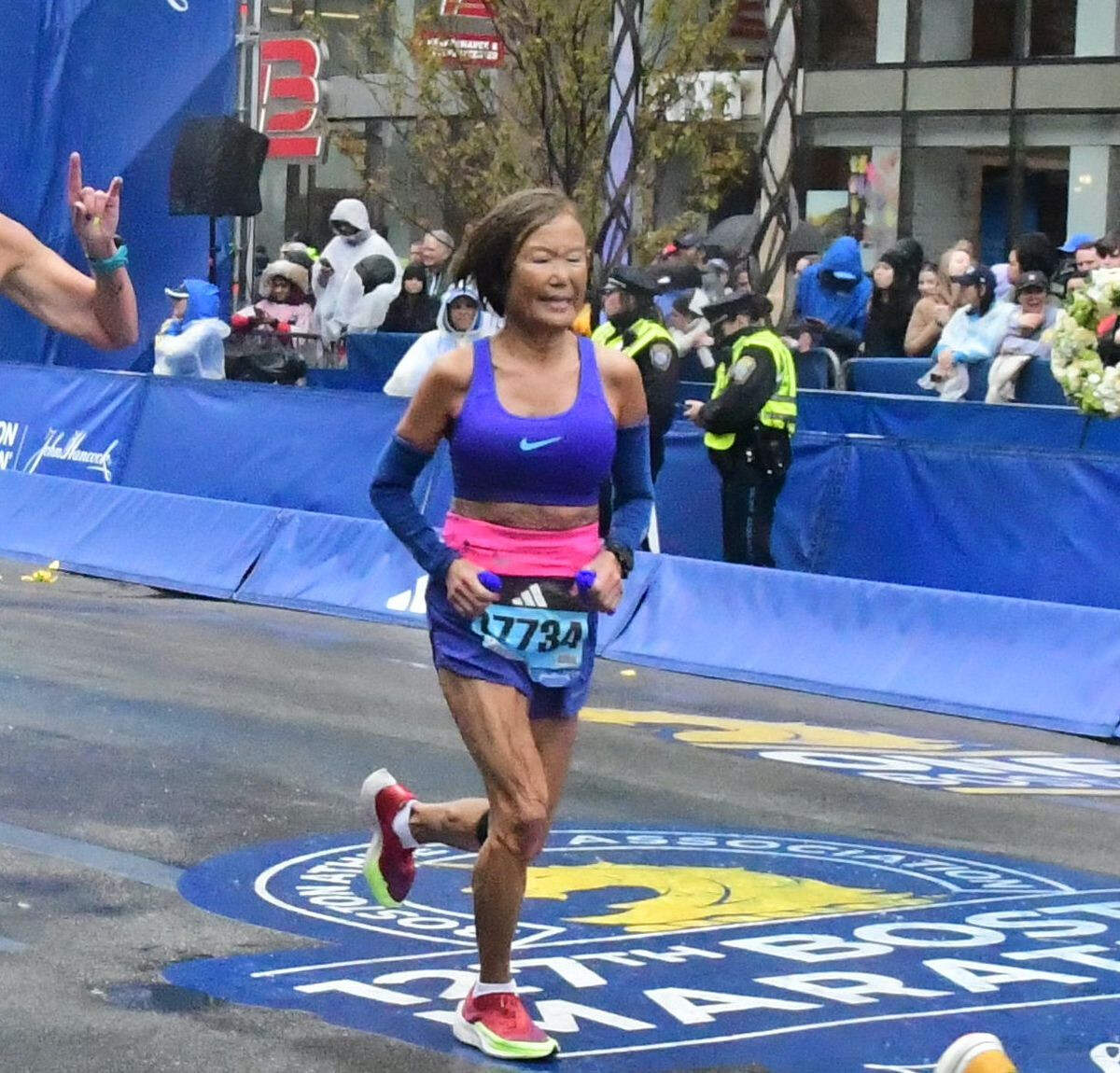 Mulher de 75 anos termina a maratona de Boston com uma média impressionante  foto foto