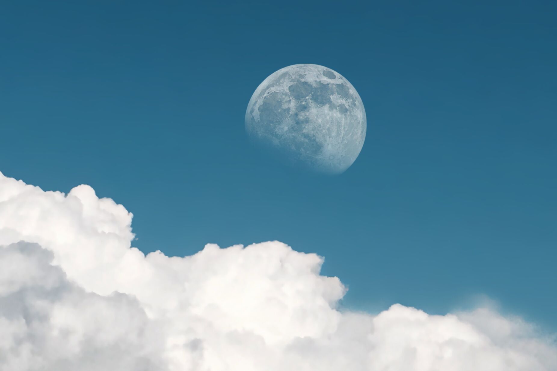 Sabe por que &eacute; que por vezes &eacute; poss&iacute;vel ver a Lua durante o dia?