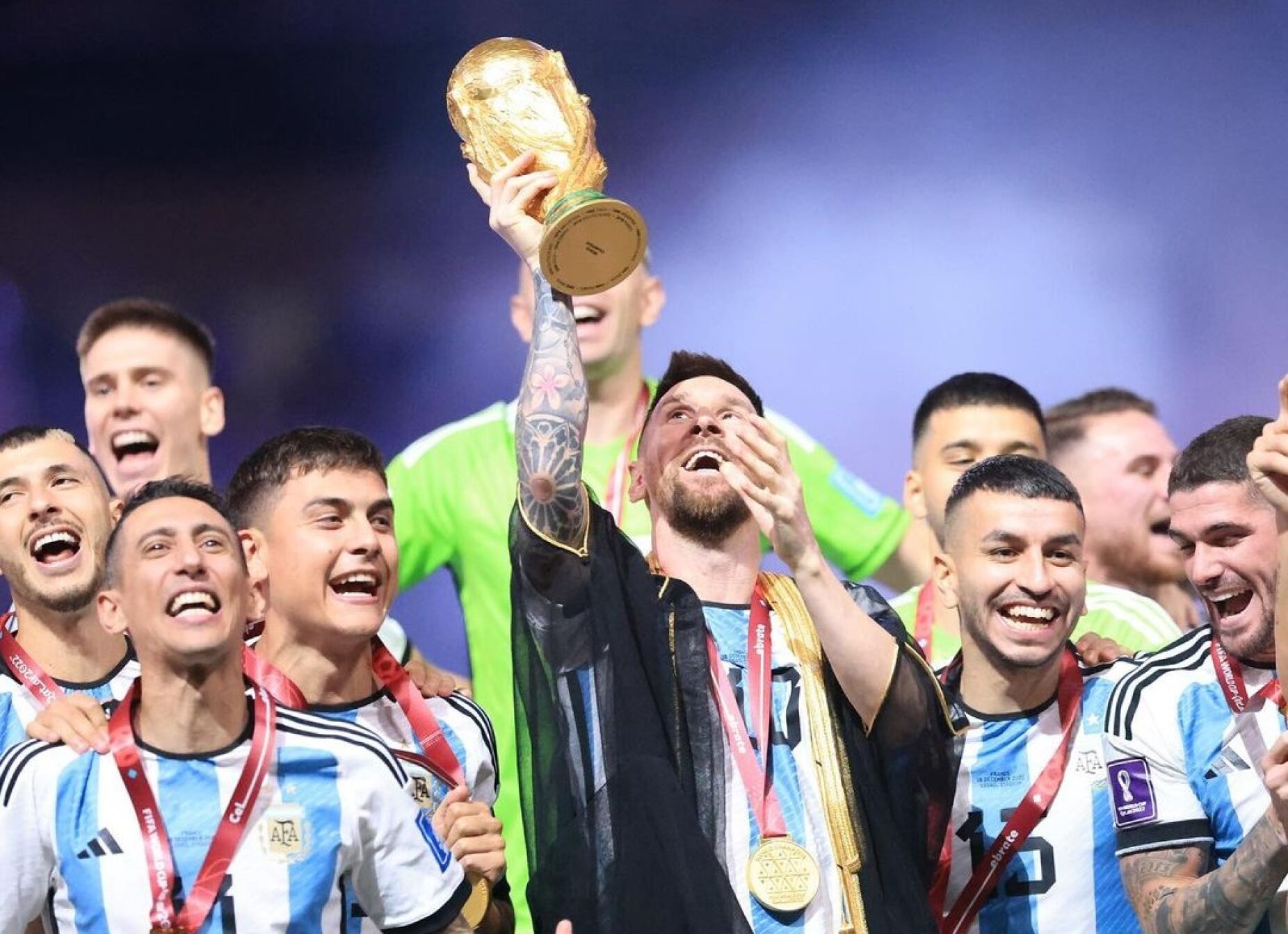 Porque &eacute; que Messi usou uma capa depois de vencer o Mundial?