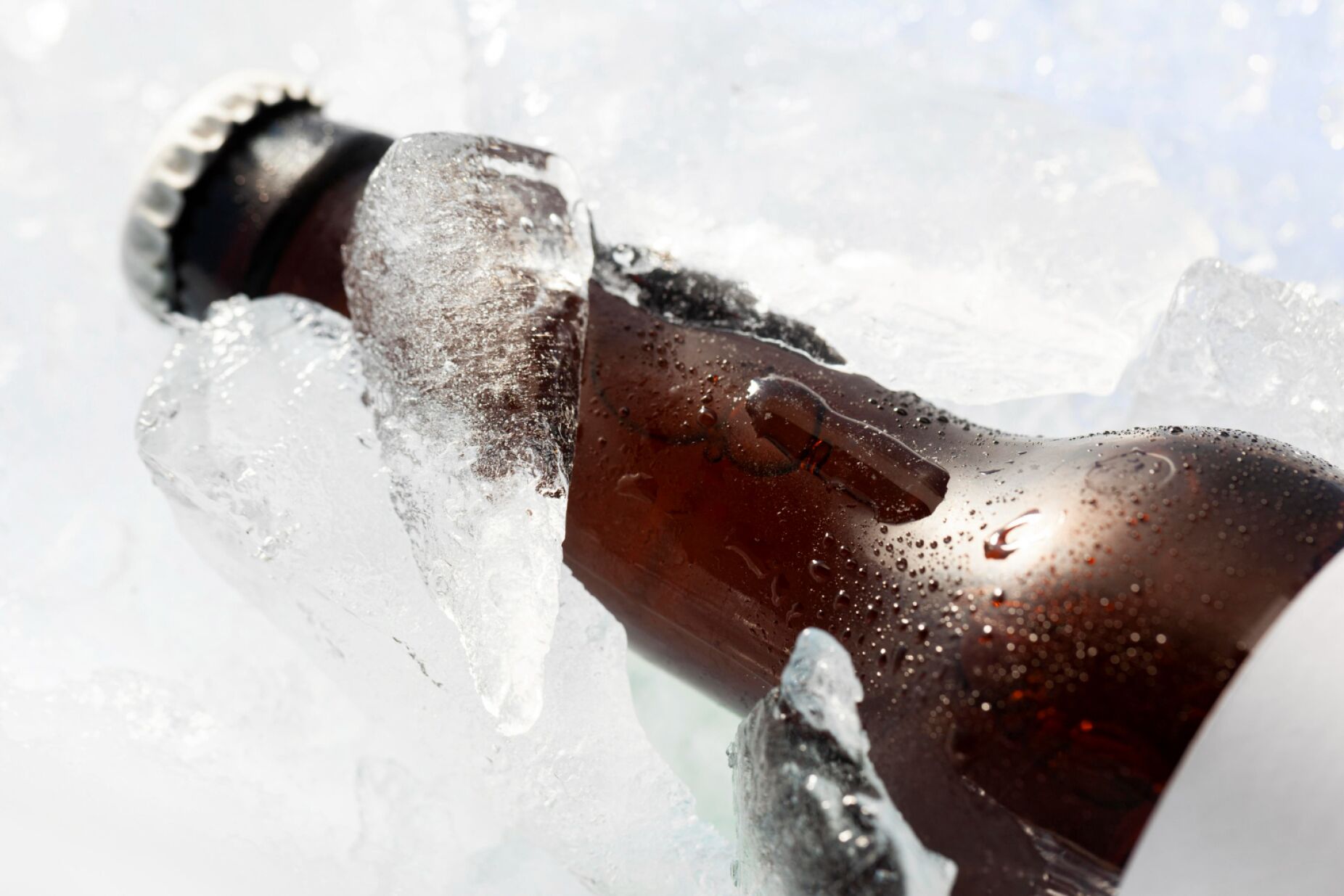 Como refrescar a cerveja em poucos minutos sem precisar de congelador