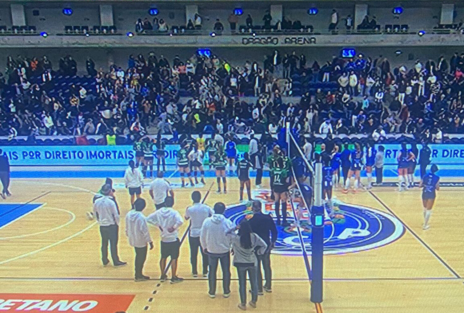 Jogador do Luton colapsa em campo