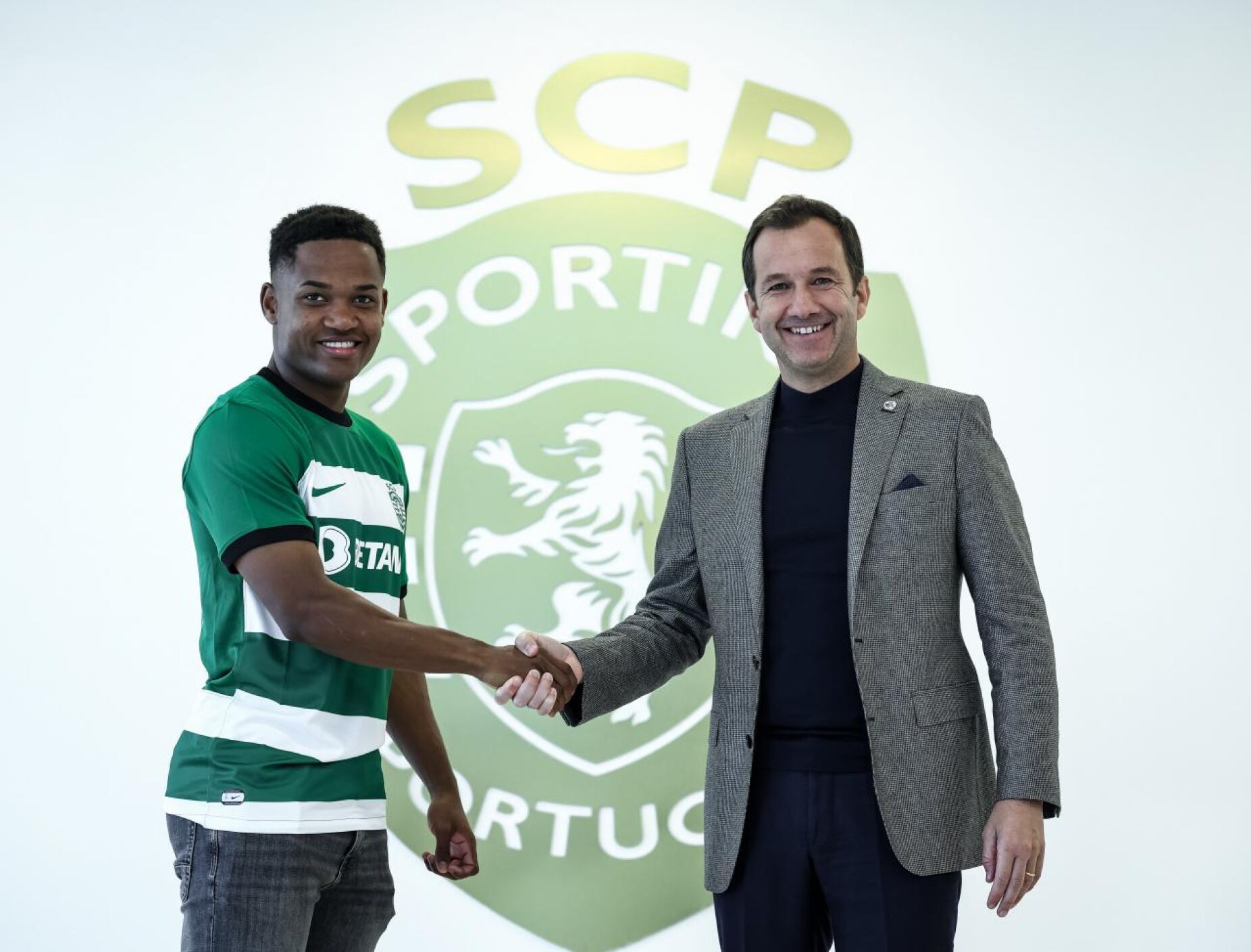 Oficial: Geny Catamo renova pelo Sporting 