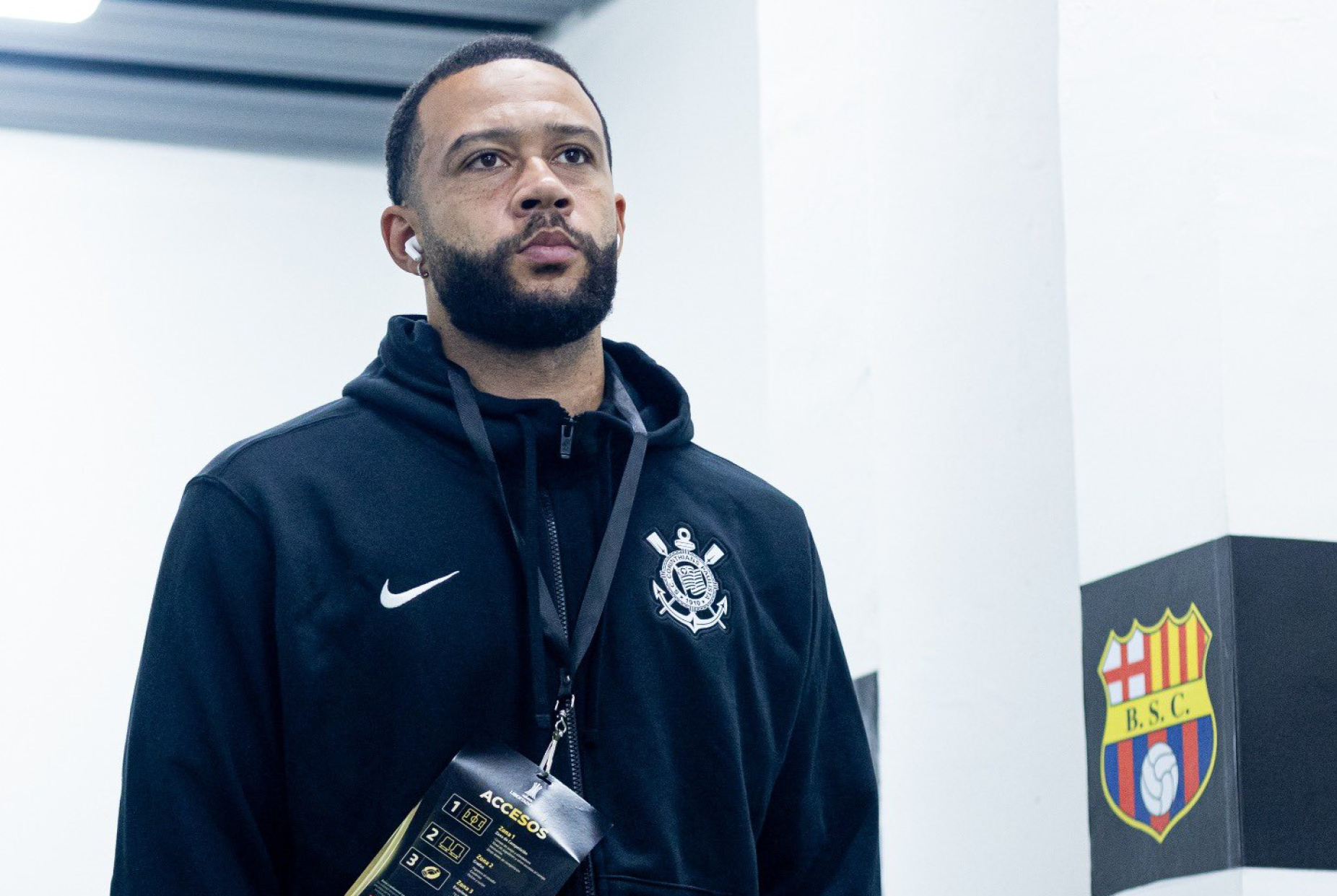 Depay de ânimos exaltados e discussão no balneário do Corinthians