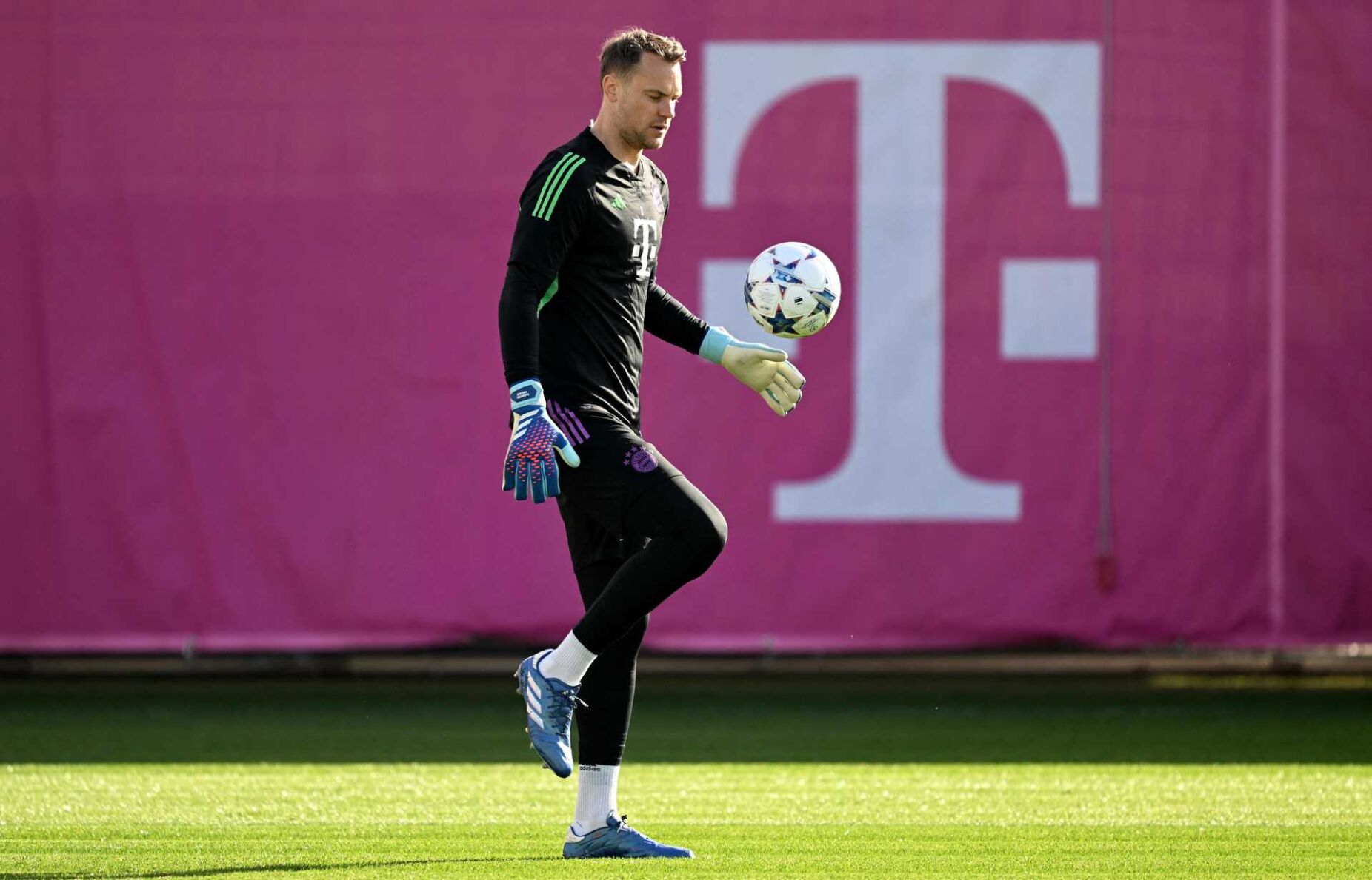 Visão  Guarda-redes alemão Manuel Neuer regressa aos treinos do Bayern  Munique após dez meses