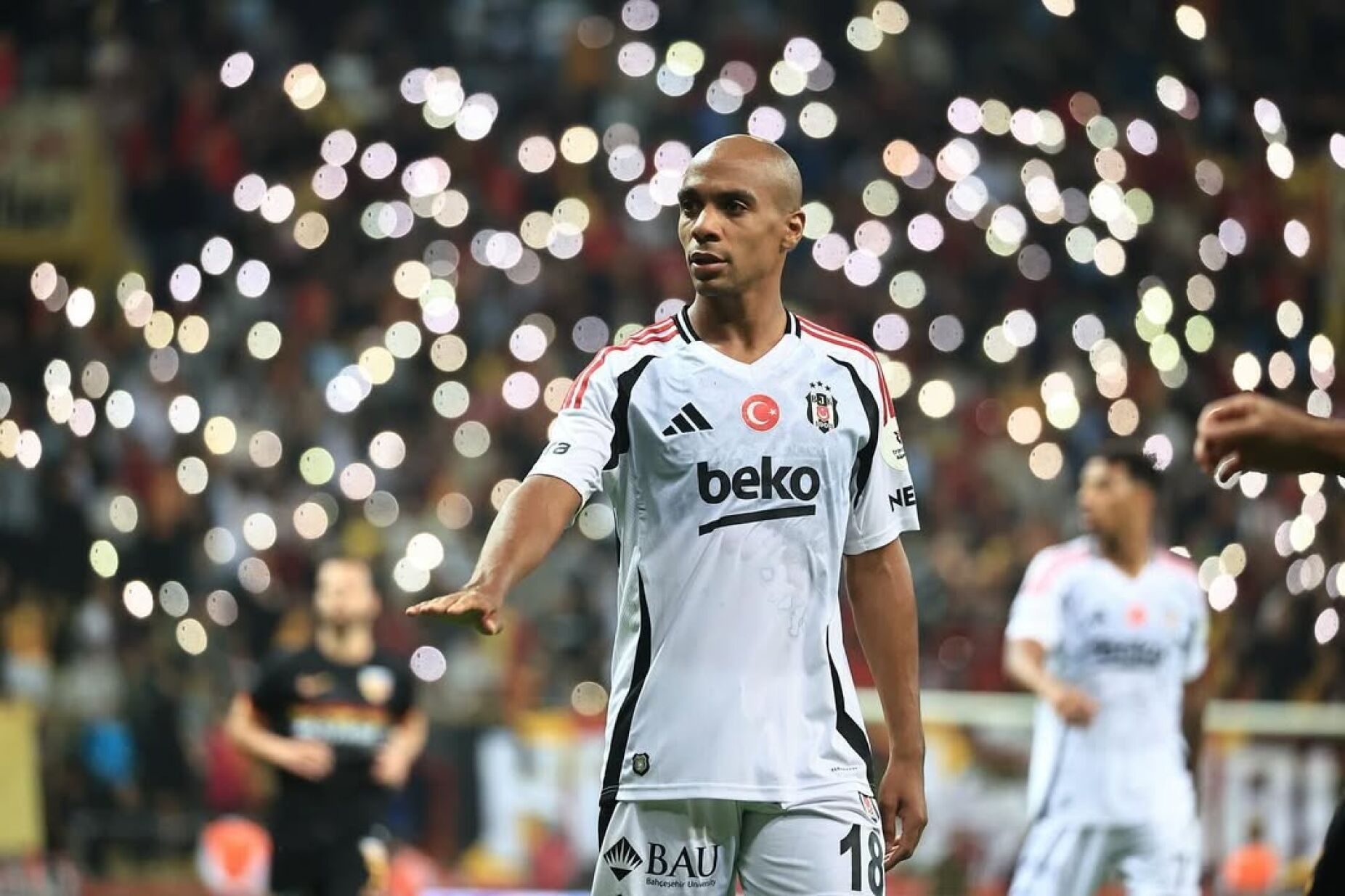 João Mário a caminho do AEK de Atenas
