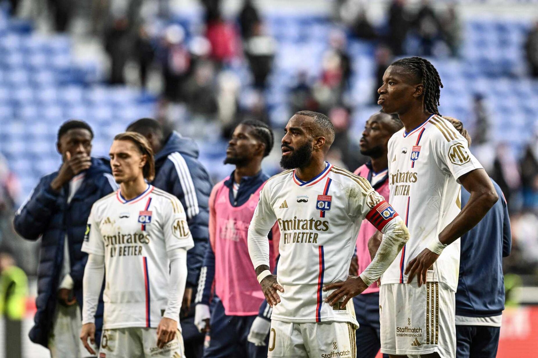 Jogo Marselha-Lyon adiado após apedrejamento ao autocarro da equipa  visitante —