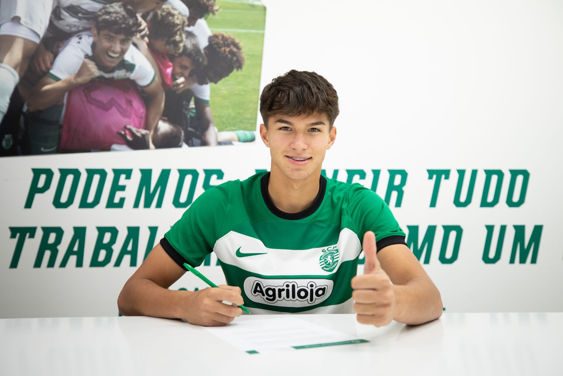 Rafael Camacho, médio de 16 anos, assina contrato profissional no Sporting