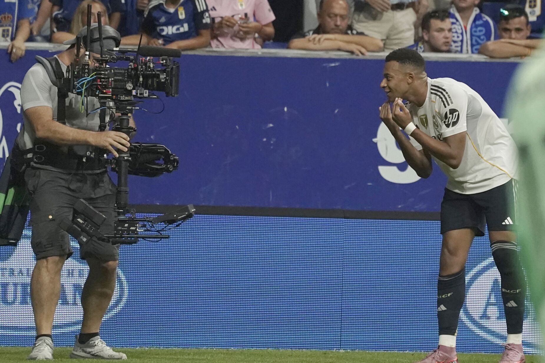 Adepto do Oviedo detido por gestos racistas contra Mbappé