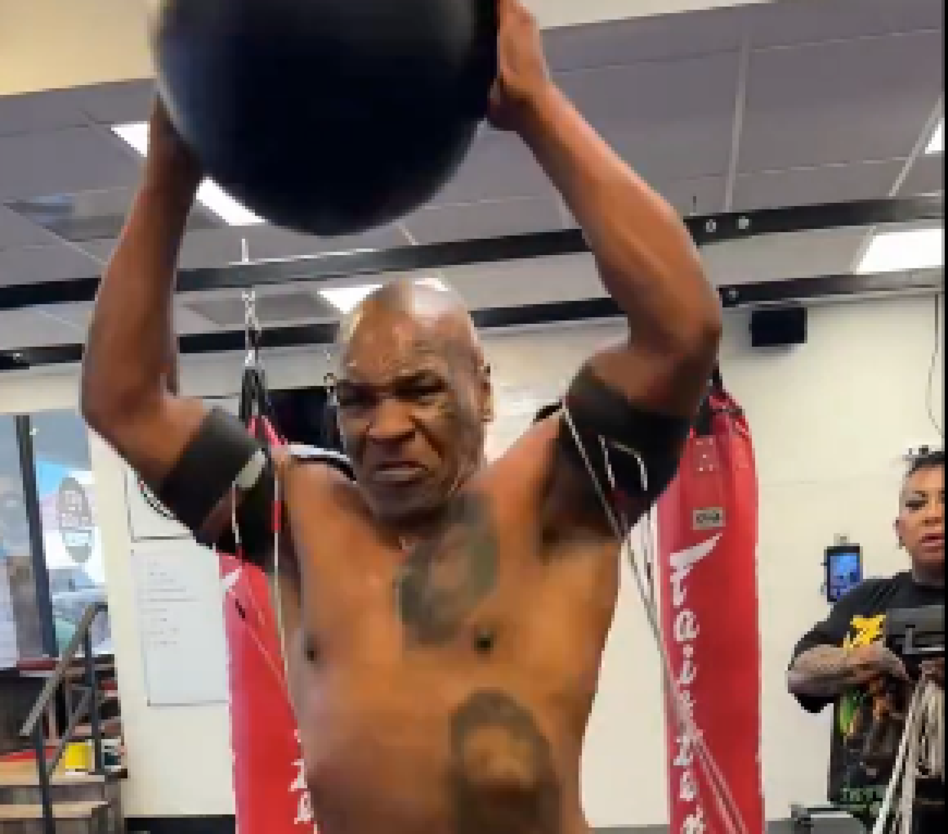 Veja os treinos intensivos de Mike Tyson para lutar contra Jake Paul