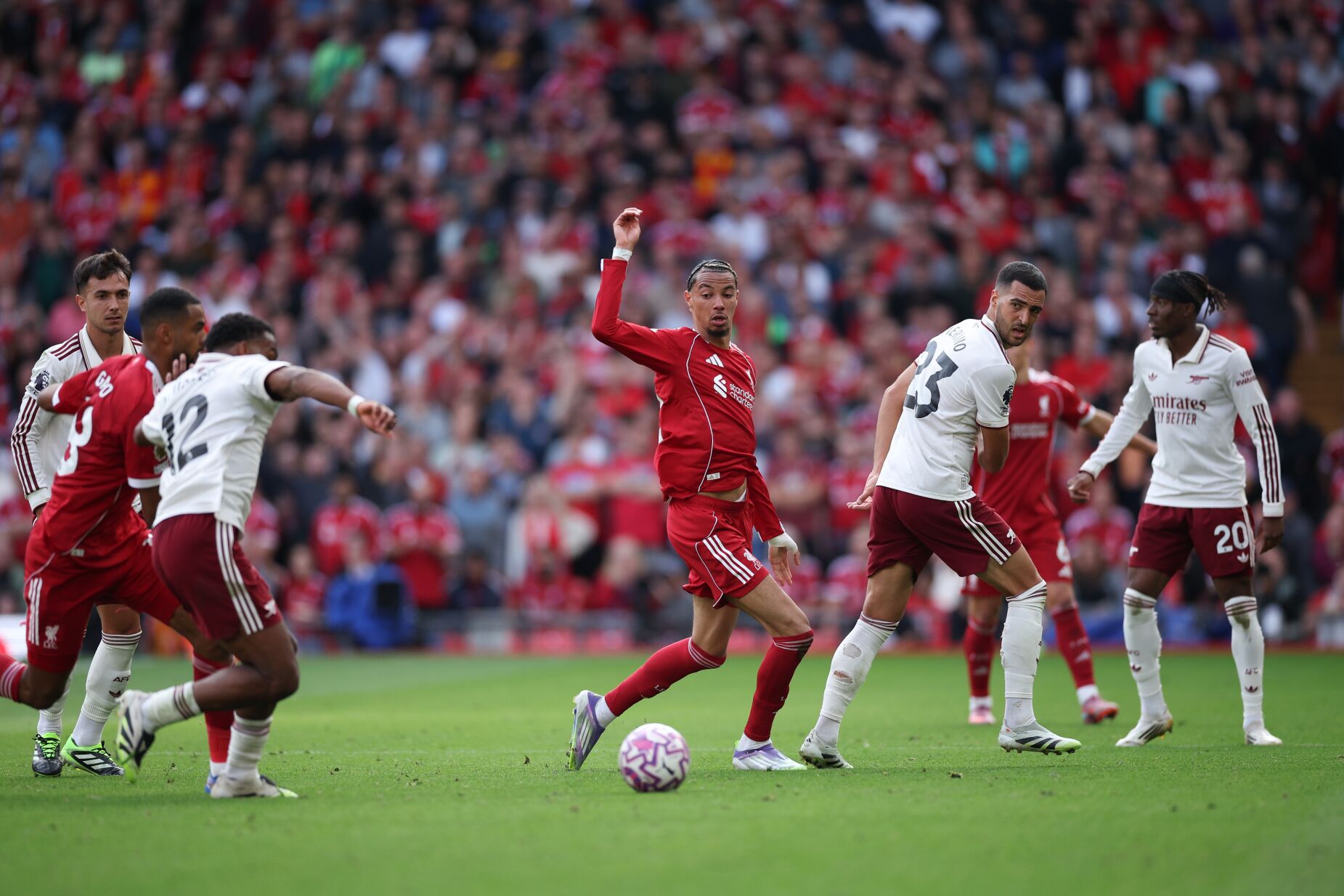 Premier League gastou mais do que os 76 clubes de Itália, Espanha, Alemanha e França