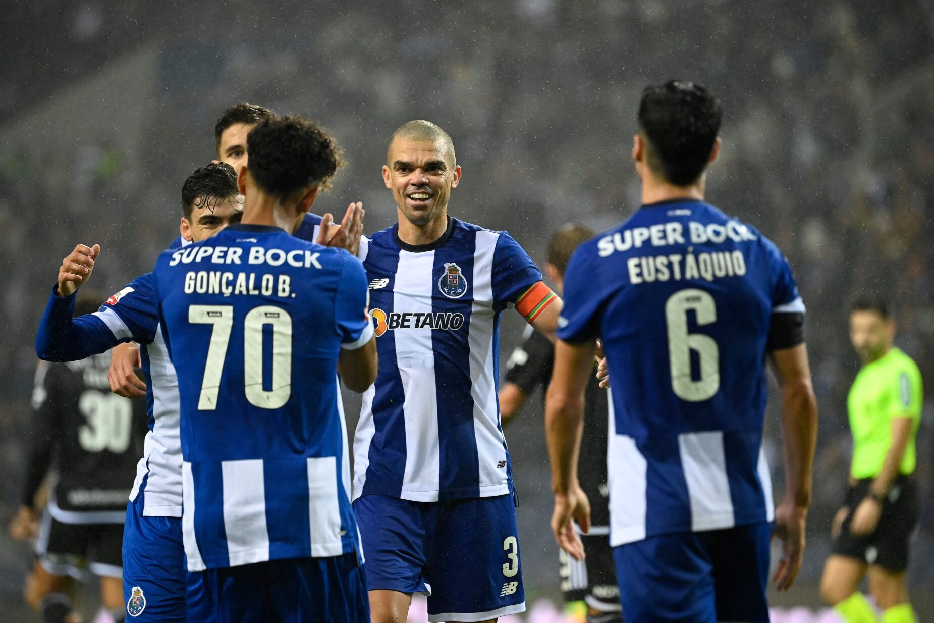 FC Porto empata com Casa Pia e desce para terceiro no campeonato