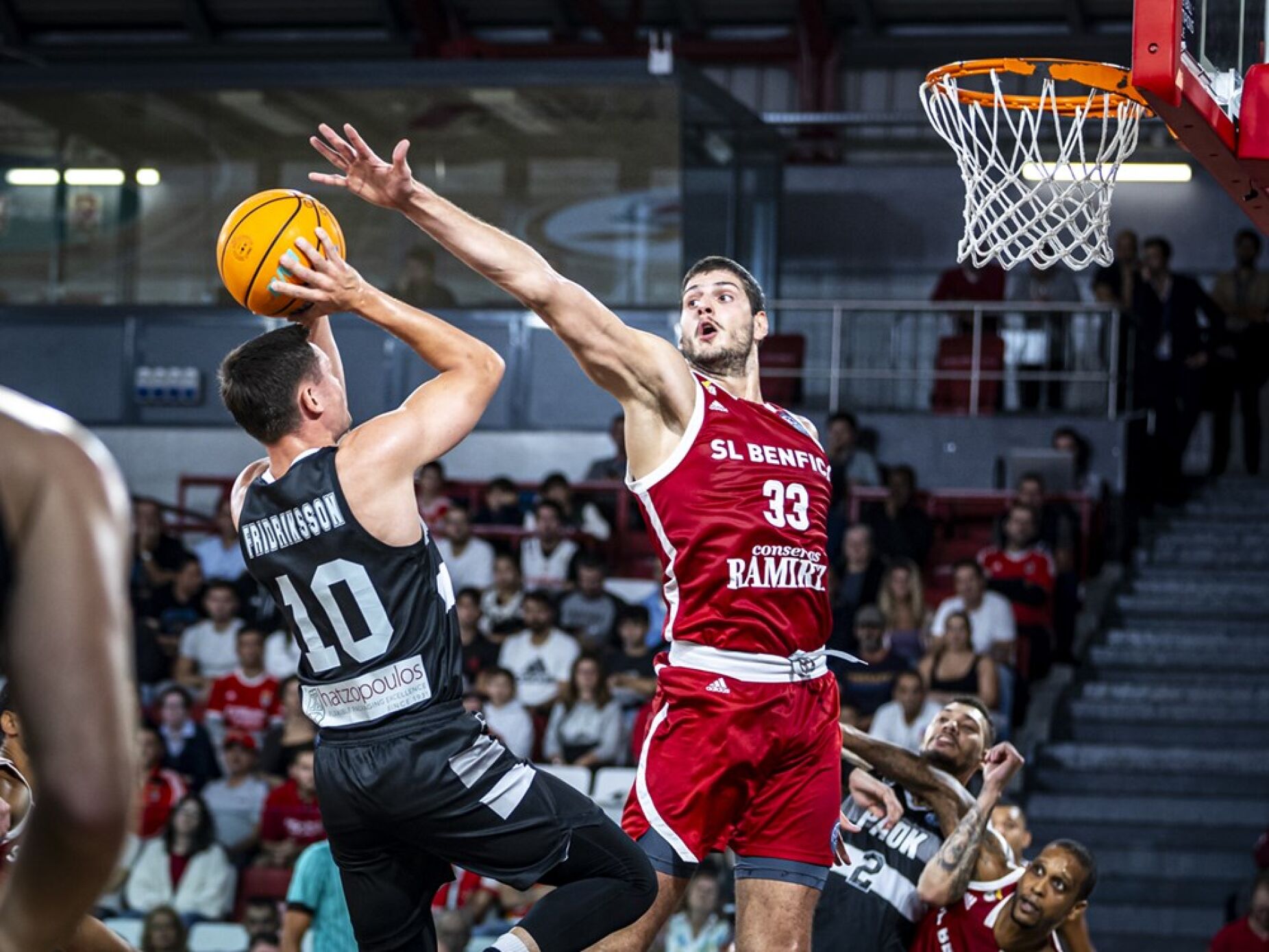 BASQUETEBOL Liderança e última invencibilidade da Liga em jogo 